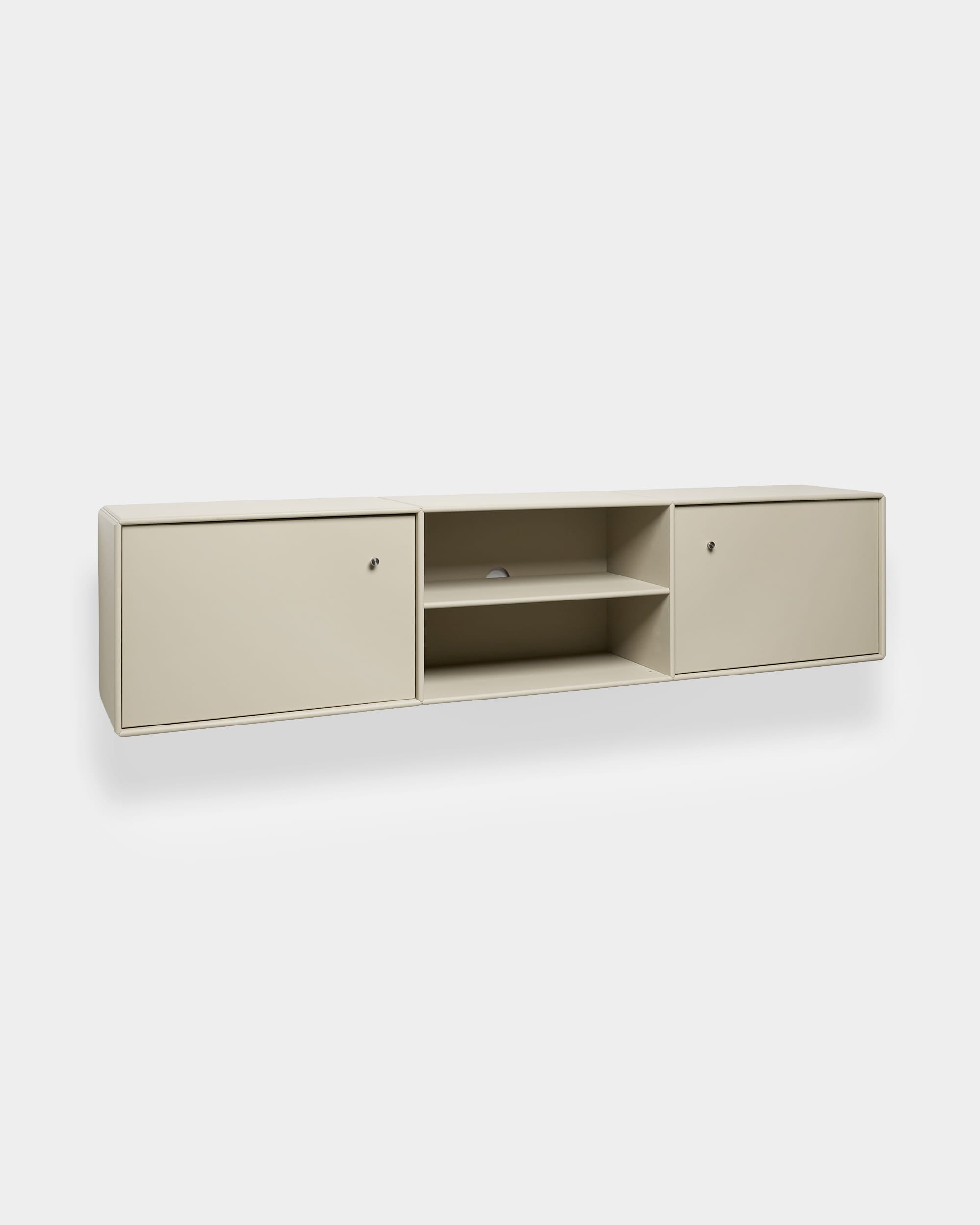 Beige Arka TV-reol fra WoodUpp med modulært design, to lukkede skabe, åbne hylder i midten og indbygget kabelstyring, der sikrer overskuelig opbevaring af medieudstyr.
