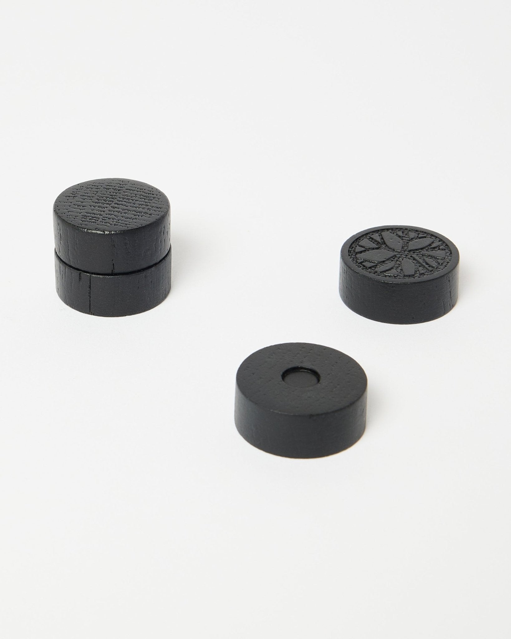 Sæt med fire black oak Norr magneter fra WoodUpp, en del af CREATE accessory kollektion, pænt placeret på en ren hvid overflade.
