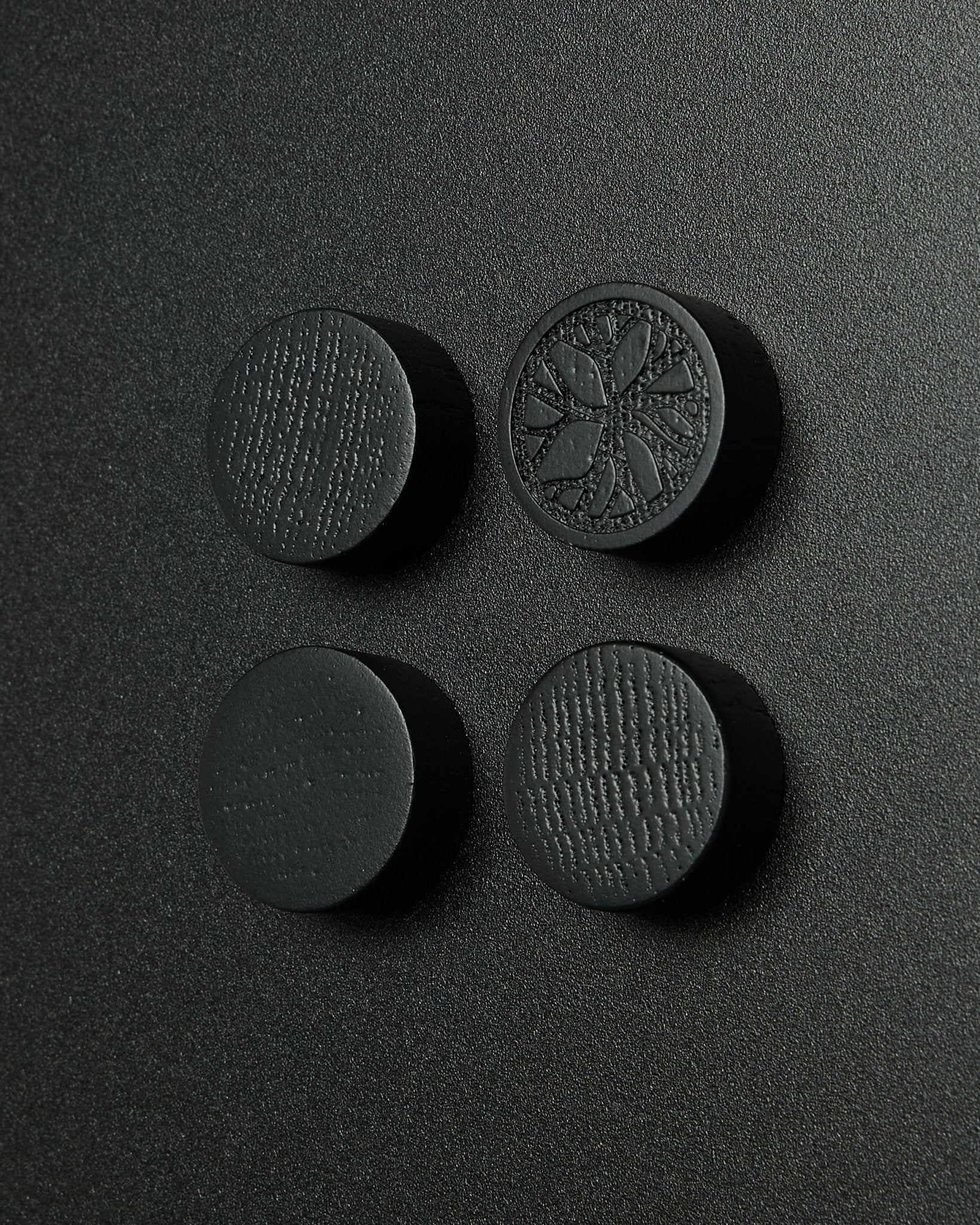 Sæt med 4 runde black oak magneter fra WoodUpp, designet til Norr Magnetic Board. Mat finish med en diskret træstruktur. Velegnet som Akupanel tilbehør.