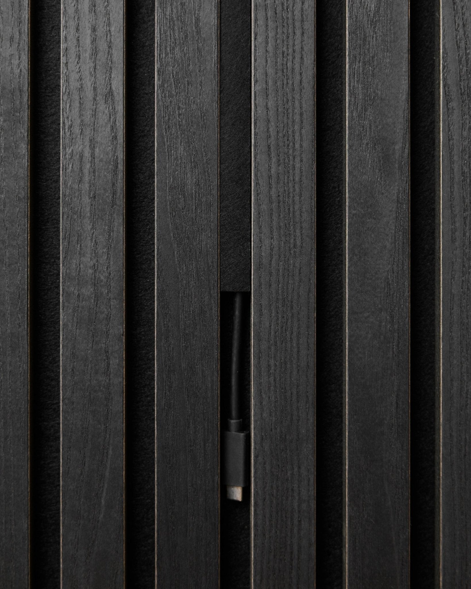 Black WoodUpp Pop-on Cable Covers (3 stk.) skjuler kabler pænt bag Akupanel akustiktræpaneler og bevarer et rent, sømløst nordisk udtryk.