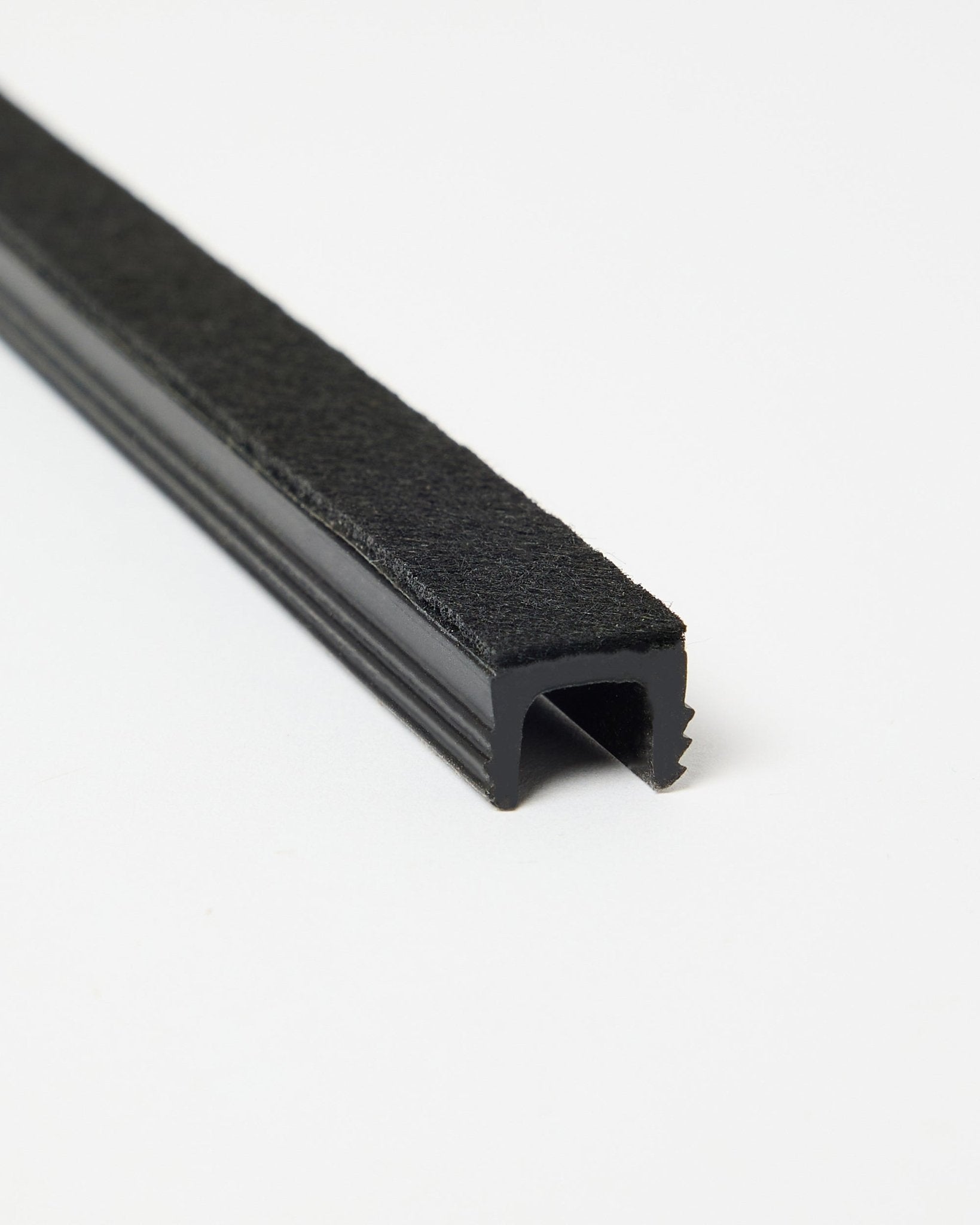 Tre black Dupps Pop-on Cable Covers fra WoodUpp, vist vinklet på en hvid baggrund for at fremhæve form og finish. Tilbehør til Akupanel systemer.