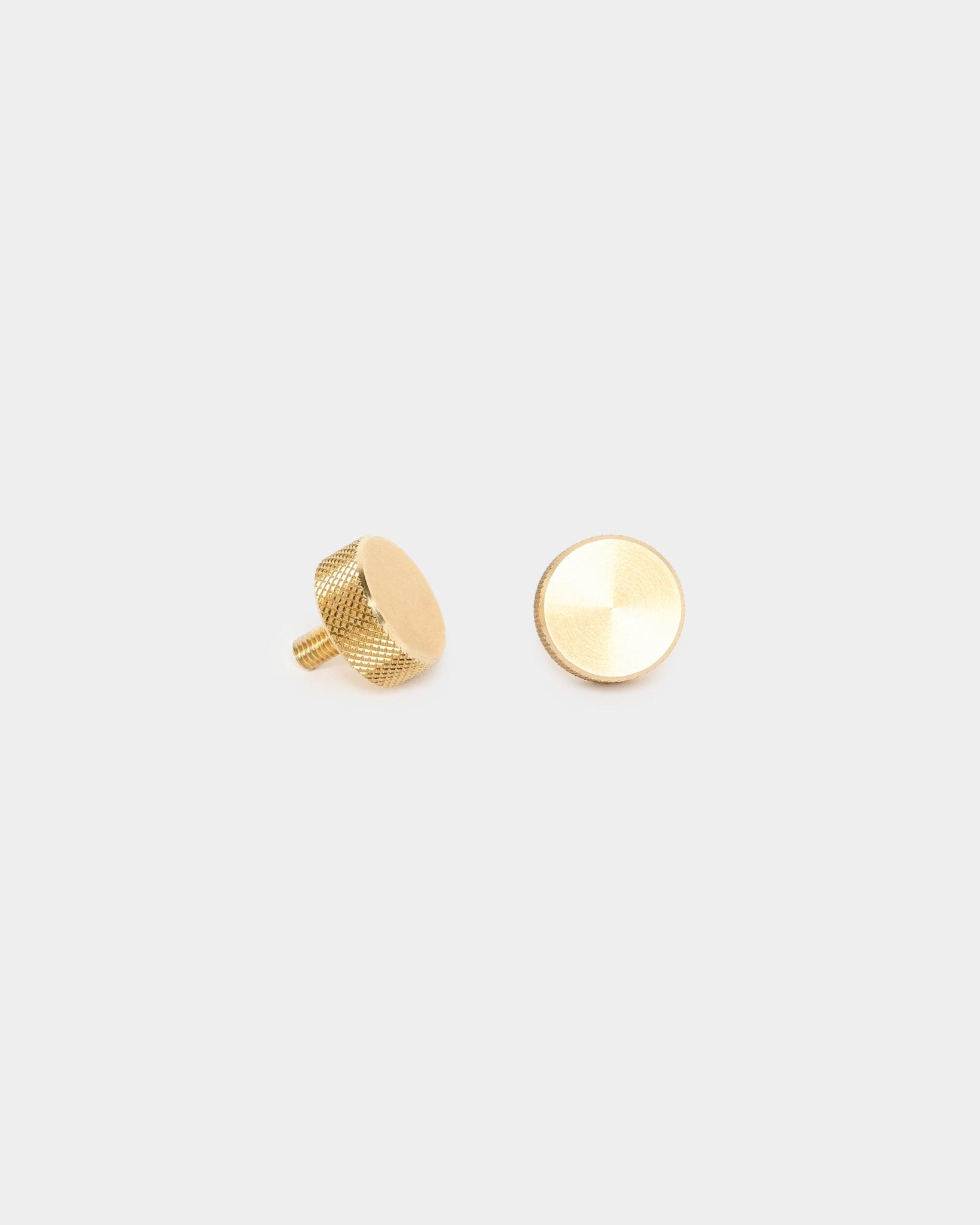 Par WoodUpp brass fingerskruer (M5x10mm, 20x8.8) med teksturerede sider og gevindstifter, designet som tilbehør til montering af akustikpaneler eller rumdelere.