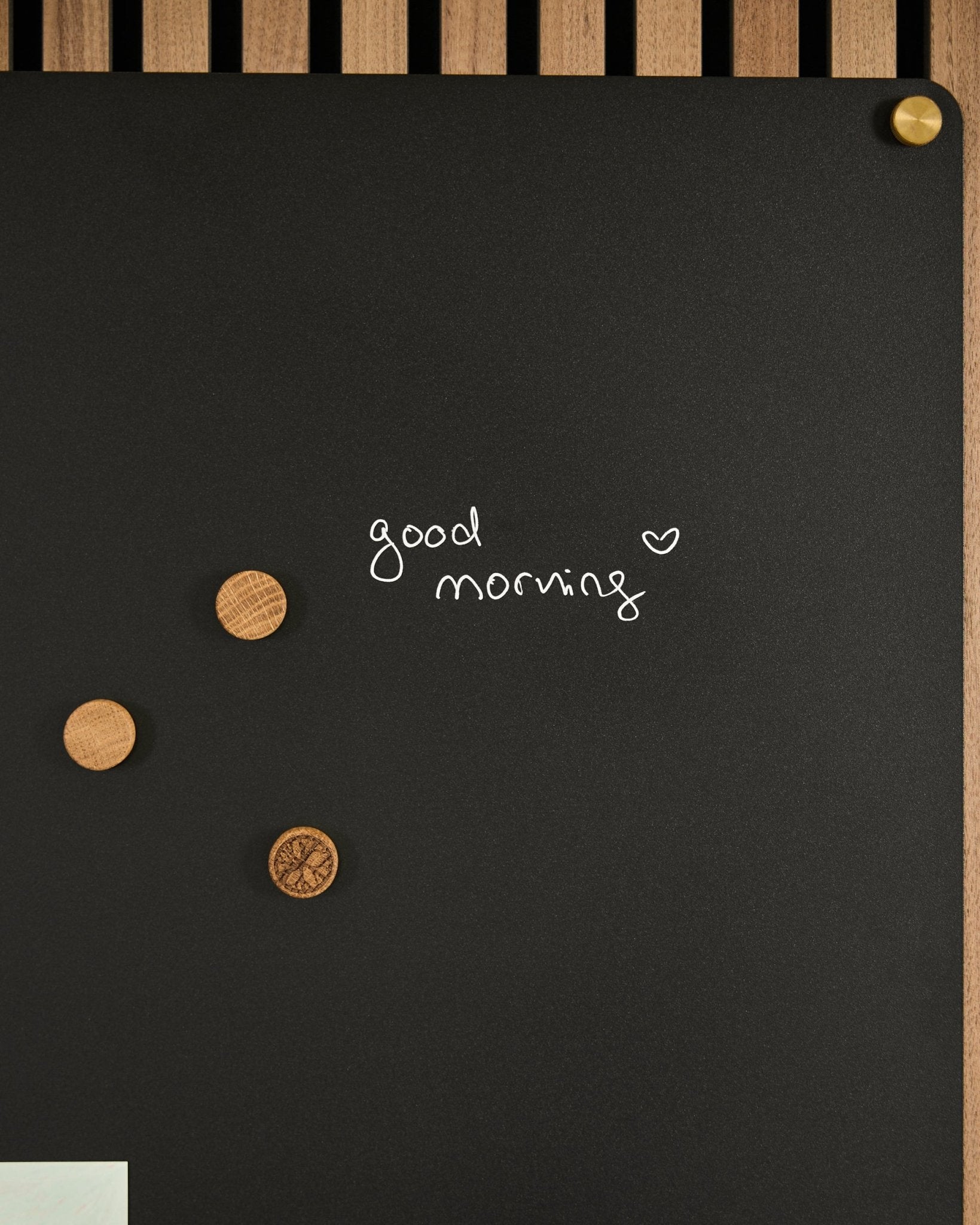 Norr | Blackboard set fra WoodUpp har en black Akustikpanel med good morning og et hjerte samt 3 træmagneter. Nordisk minimalistisk design.