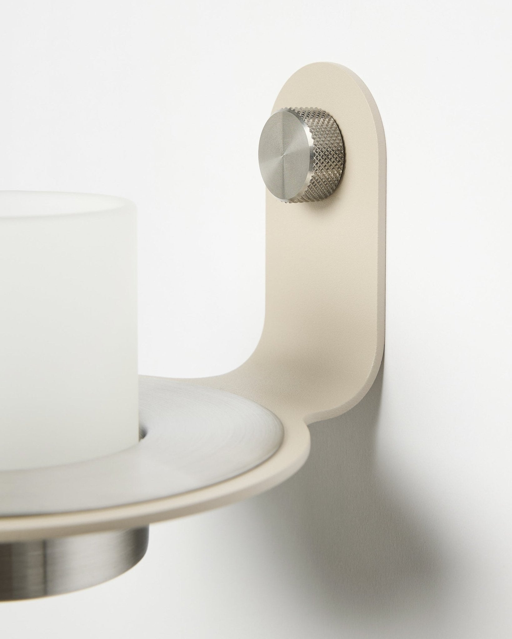 Minimalistisk Norr lysestage i beige og rustfrit steel fra WoodUpp, vist som tilbehør til Akupanel akustiske lamelvægspaneler.