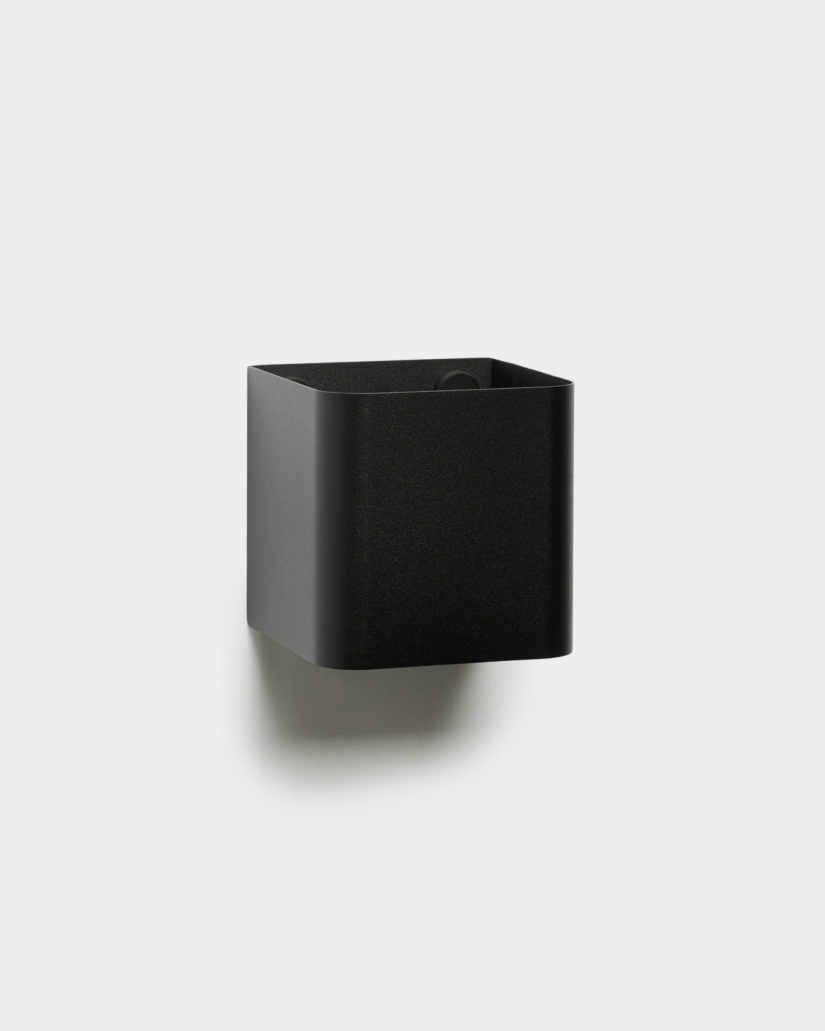 WoodUpp Norr | Plant Box er en minimalistisk sort firkantet vægmonteret opbevaringsbeholder med afrundede kanter, der vises mod en almindelig hvid baggrund.