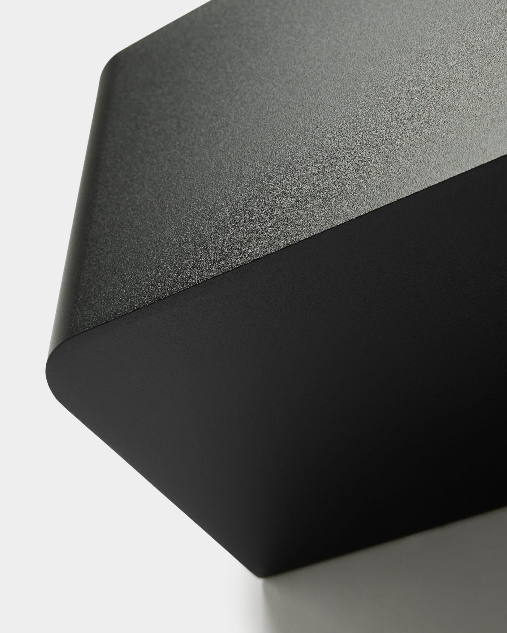 WoodUpp Norr Plant Box (35,9 cm) i sort med minimalistisk nordisk design, glatte afrundede kanter, designet som tilbehør til Akupanel-kollektionerne.