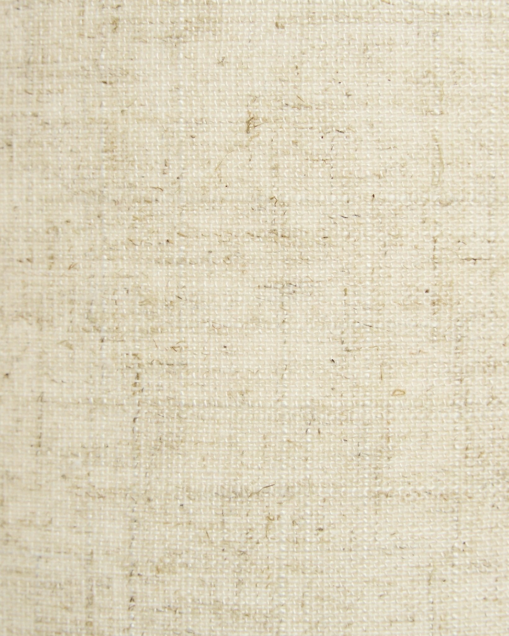Nærbillede af Feya væglampen fra WoodUpp i beige nuancer med en tekstureret stofskærm med et naturligt udtryk i hør-bomuld. Nordisk minimalistisk design.