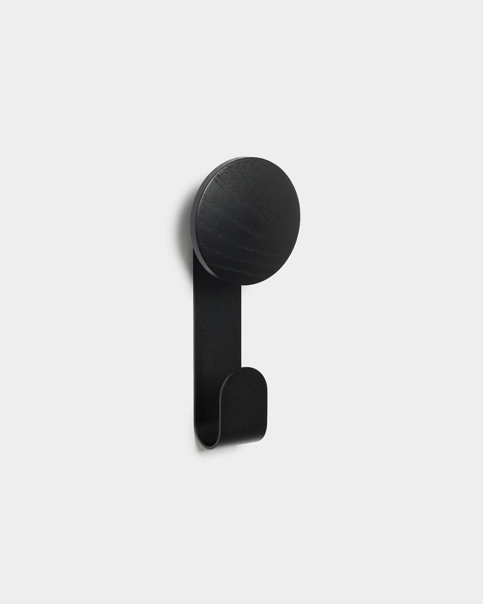 Linn Vertical Hanger i Black Oak fra WoodUpp, et minimalistisk tilbehør designet til at hænge ting på Akupanel akustiske træpaneler.