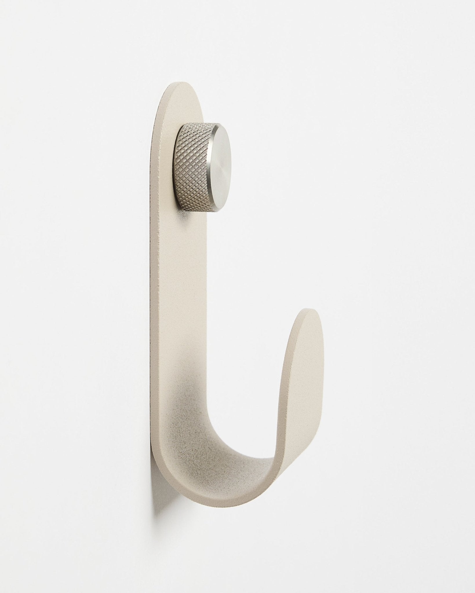 Norr | Single Hanger i Beige fra WoodUpp, et minimalistisk vægmonteret tilbehør med en sølvfarvet knop, designet til at komplementere Akupanel akustiske træpaneler.