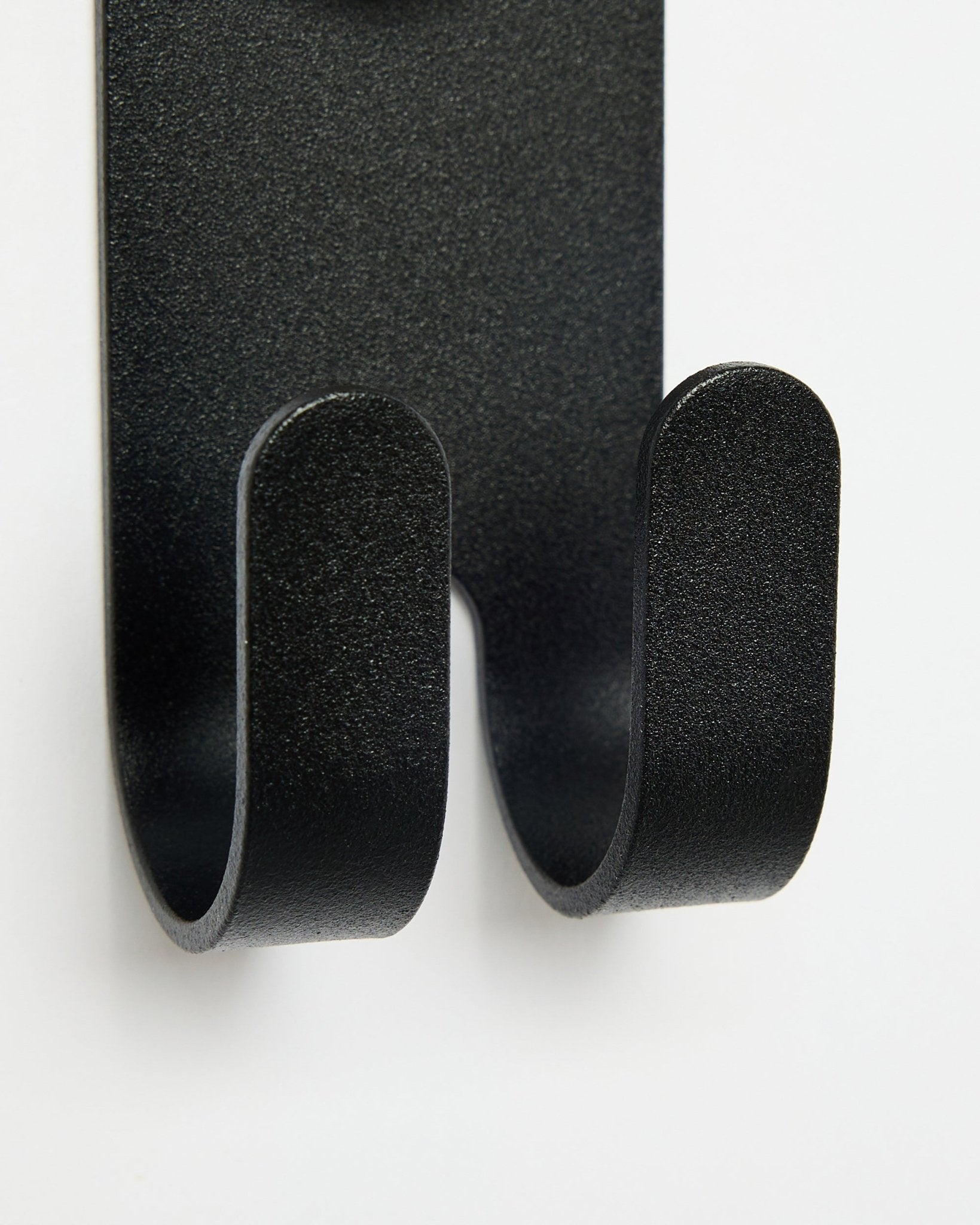 Nærbillede af Norr Double Hanger i black fra WoodUpp, som viser dobbelte kroge designet til Akupanel tilbehør mod en hvid baggrund.