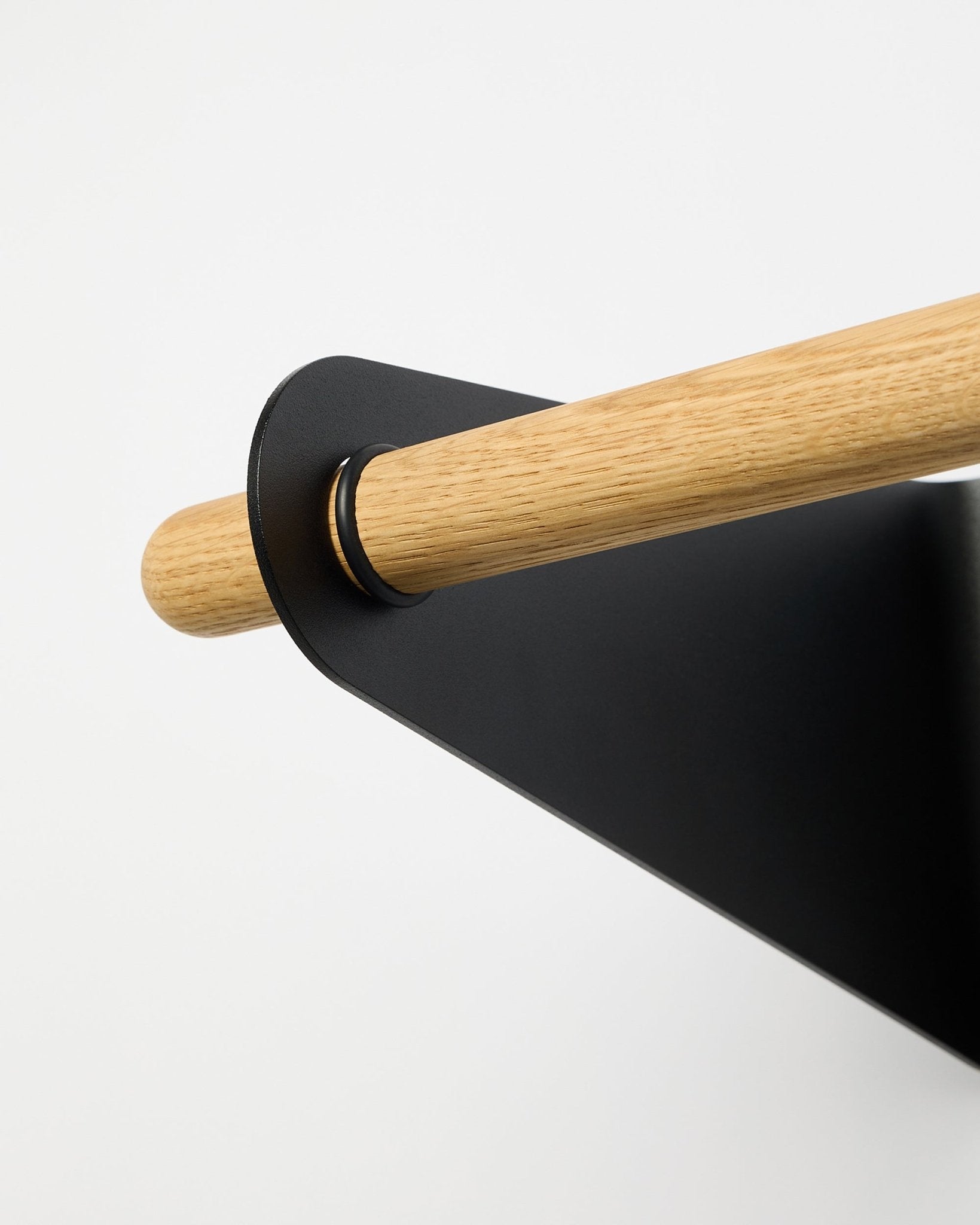 Nærbillede af WoodUpp Linn Coat Rail i black (75,9 cm), monteret i et black metalbeslag, vist på en enkel hvid baggrund.