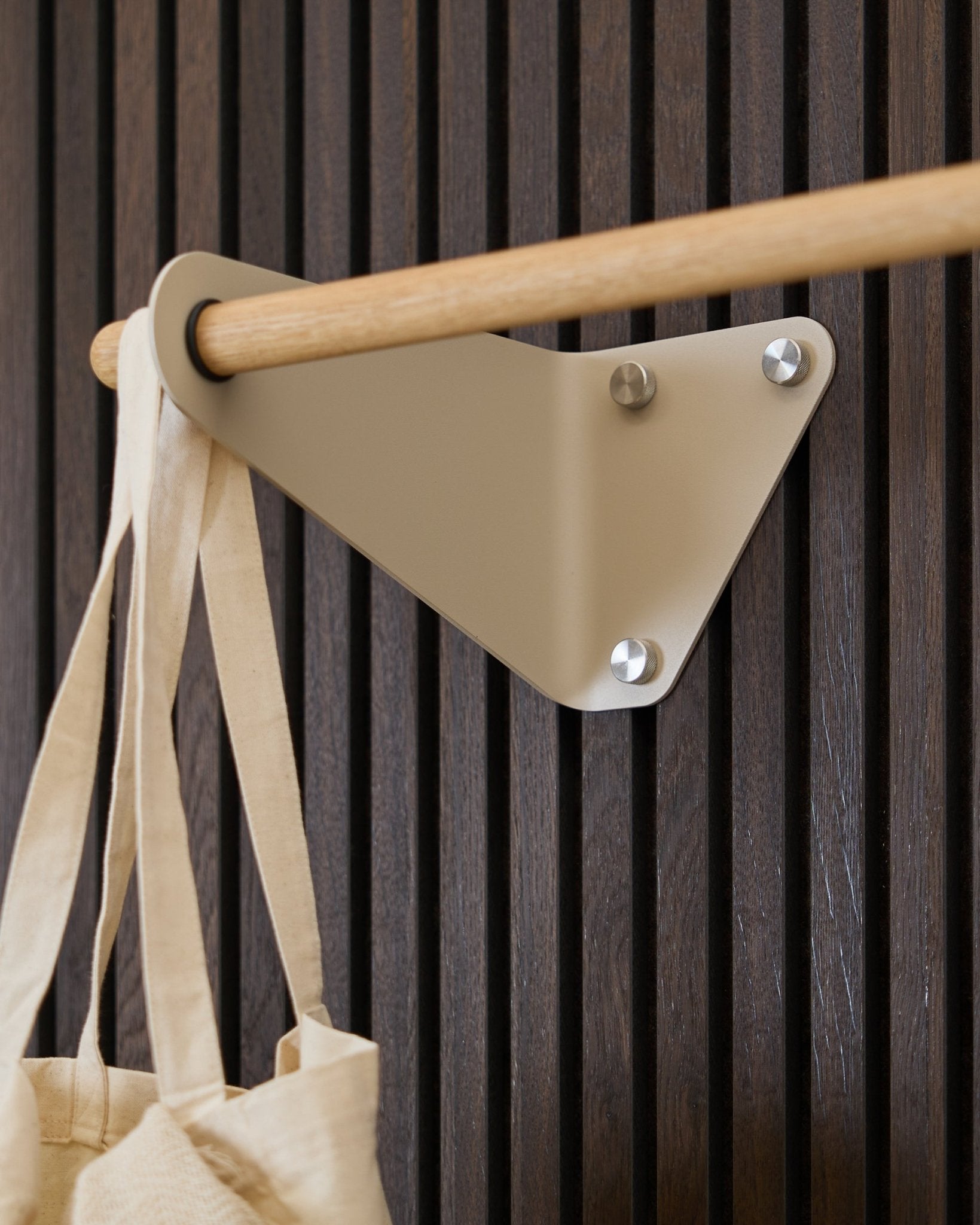 Beige WoodUpp Linn knagerække (115,9 cm) monteret på Akupanel Akustikpanel, med en cremefarvet stofpose hængende i venstre side.