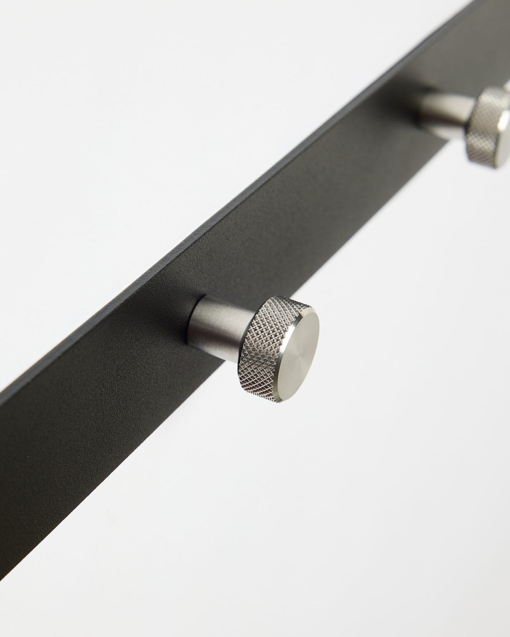 Nærbillede af Norr | Coat Hook Rack / X5 fra WoodUpp i sort og rustfrit stål, designet som tilbehør til Akupanel akustikpaneler eller til brug i gangen.
