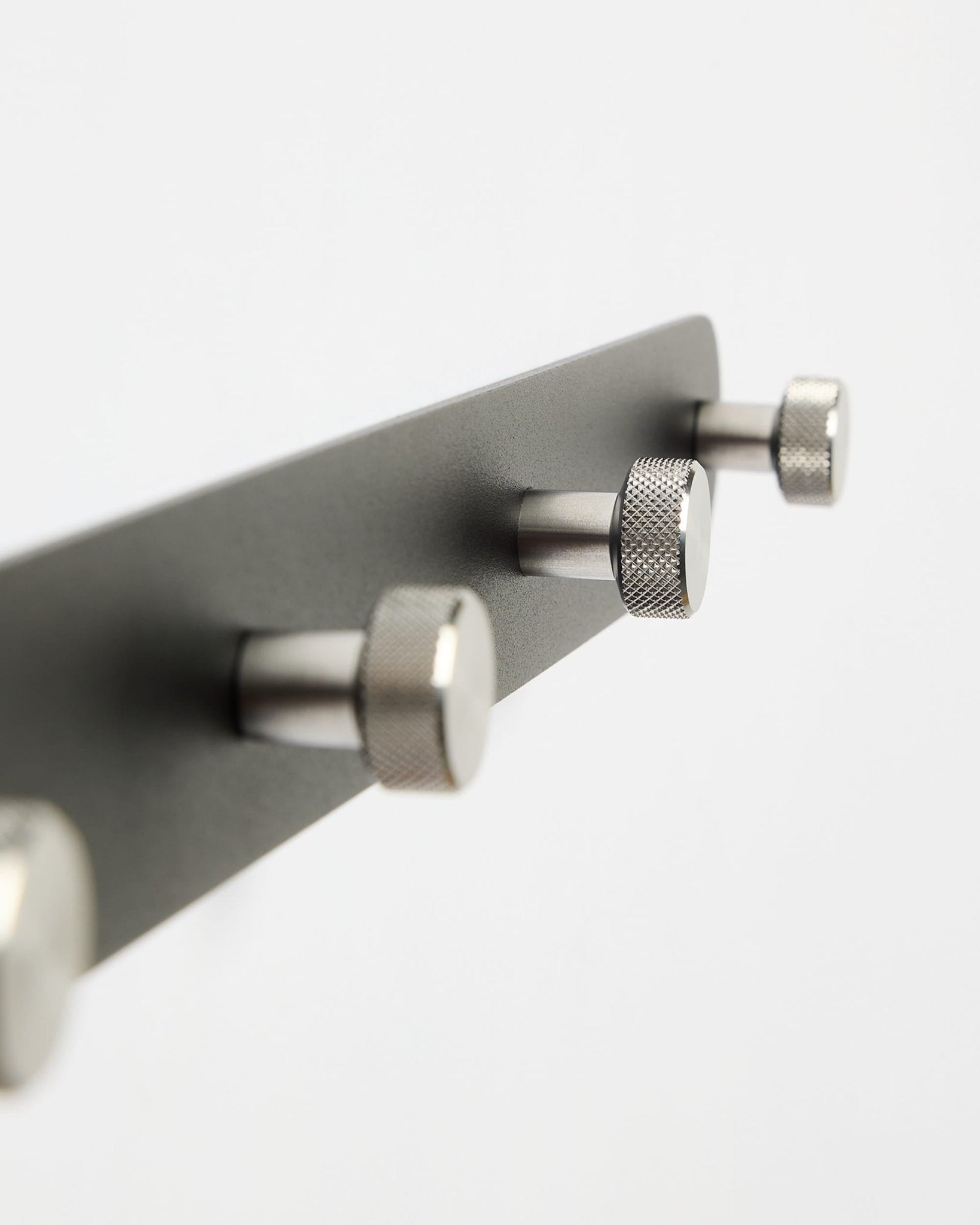 WoodUpp Norr Coat Hook Rack X7 i sort og rustfrit stål med syv kroge, vist på en almindelig hvid baggrund; en del af CREATE-tilbehørskollektionen.
