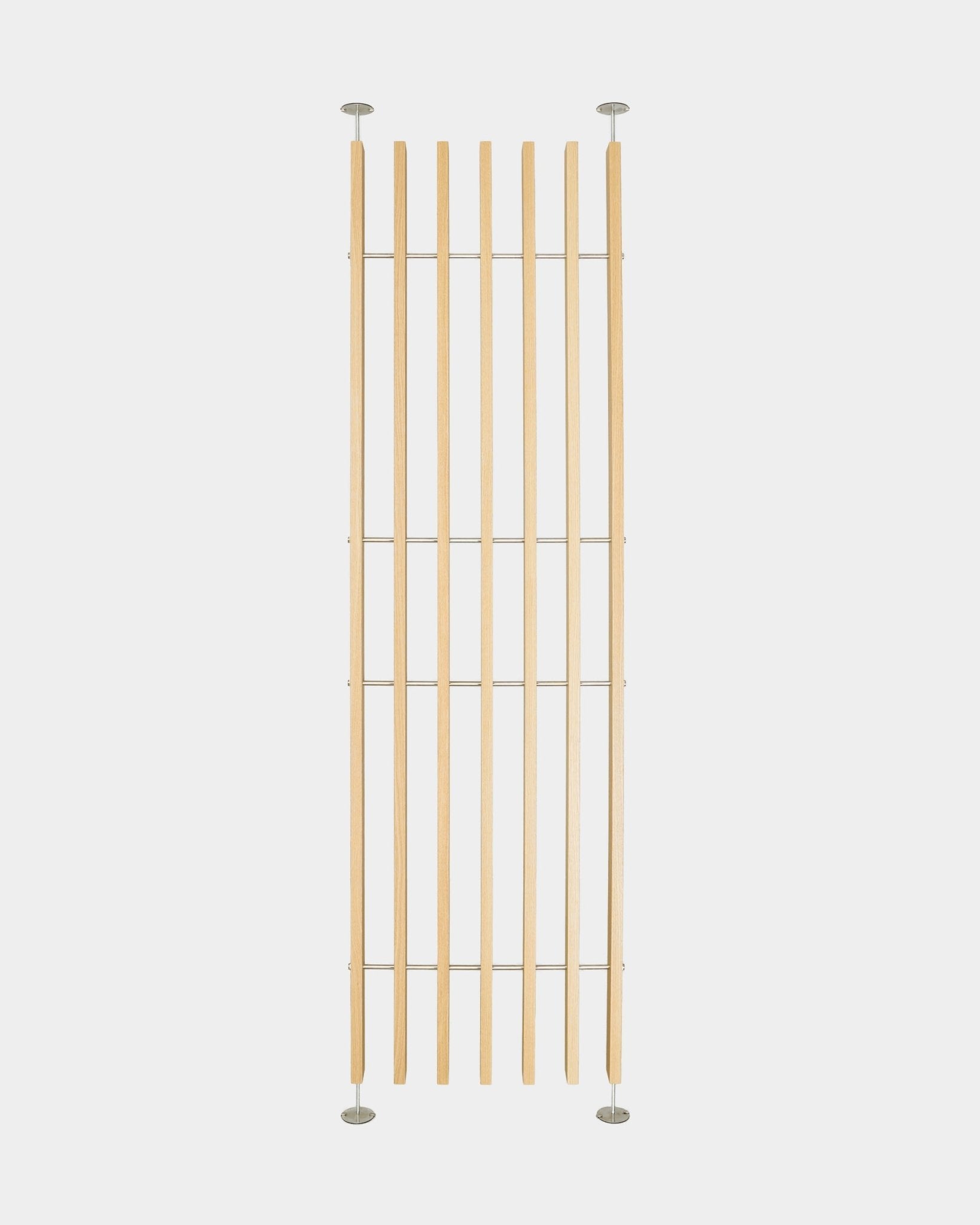 Embrace BM1 rumdeler fra WoodUpp, gulv-til-loft-lameller i eg i nordisk stil med metalbeslag, justerbar højde 236–252 cm, montering uden værktøj.