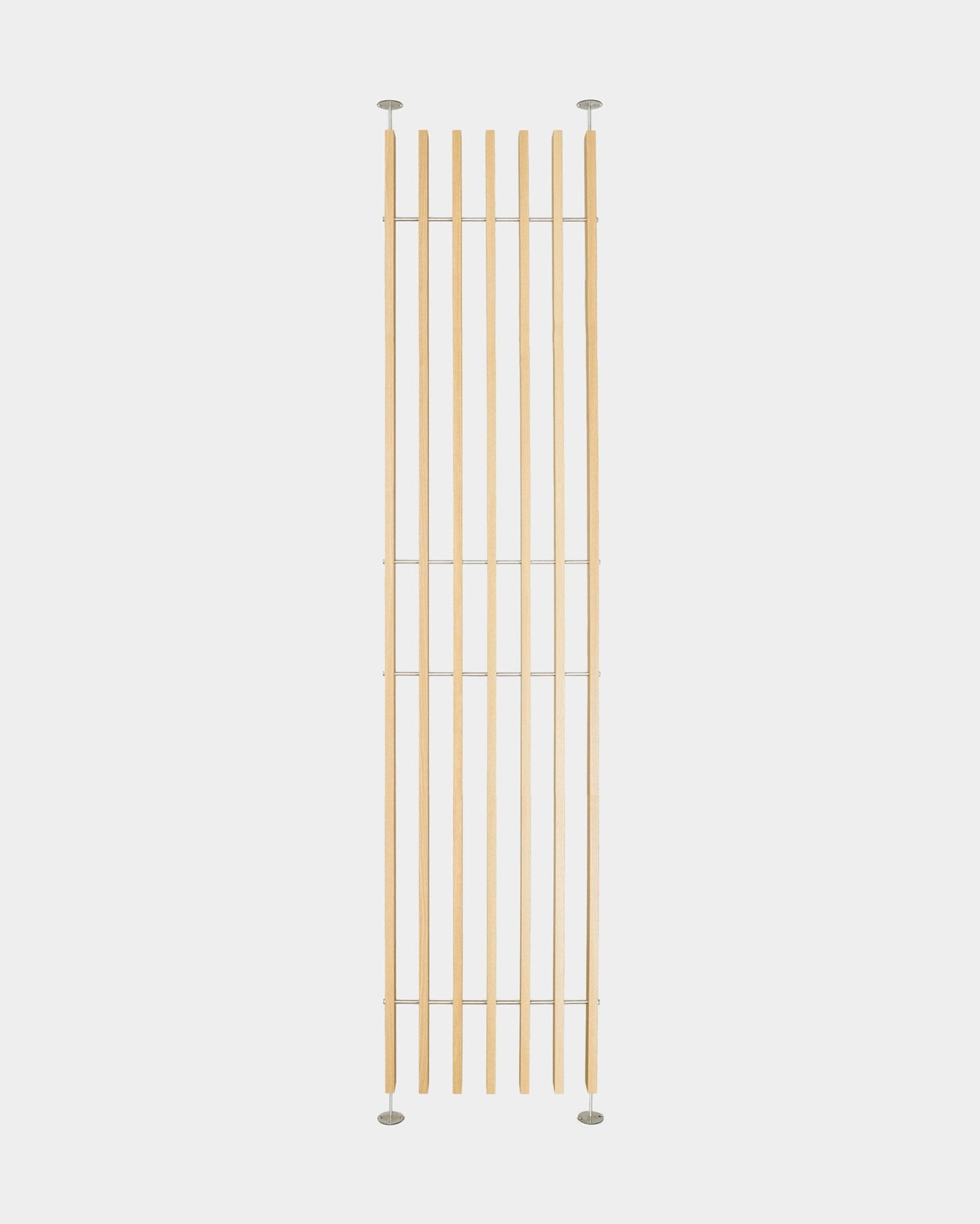 Embrace BM1 rumdeler fra WoodUpp, justerbar fra 286–302 cm, har nordiske lameller i egetræsfiner med metalbeslag og montering uden værktøj og boring.