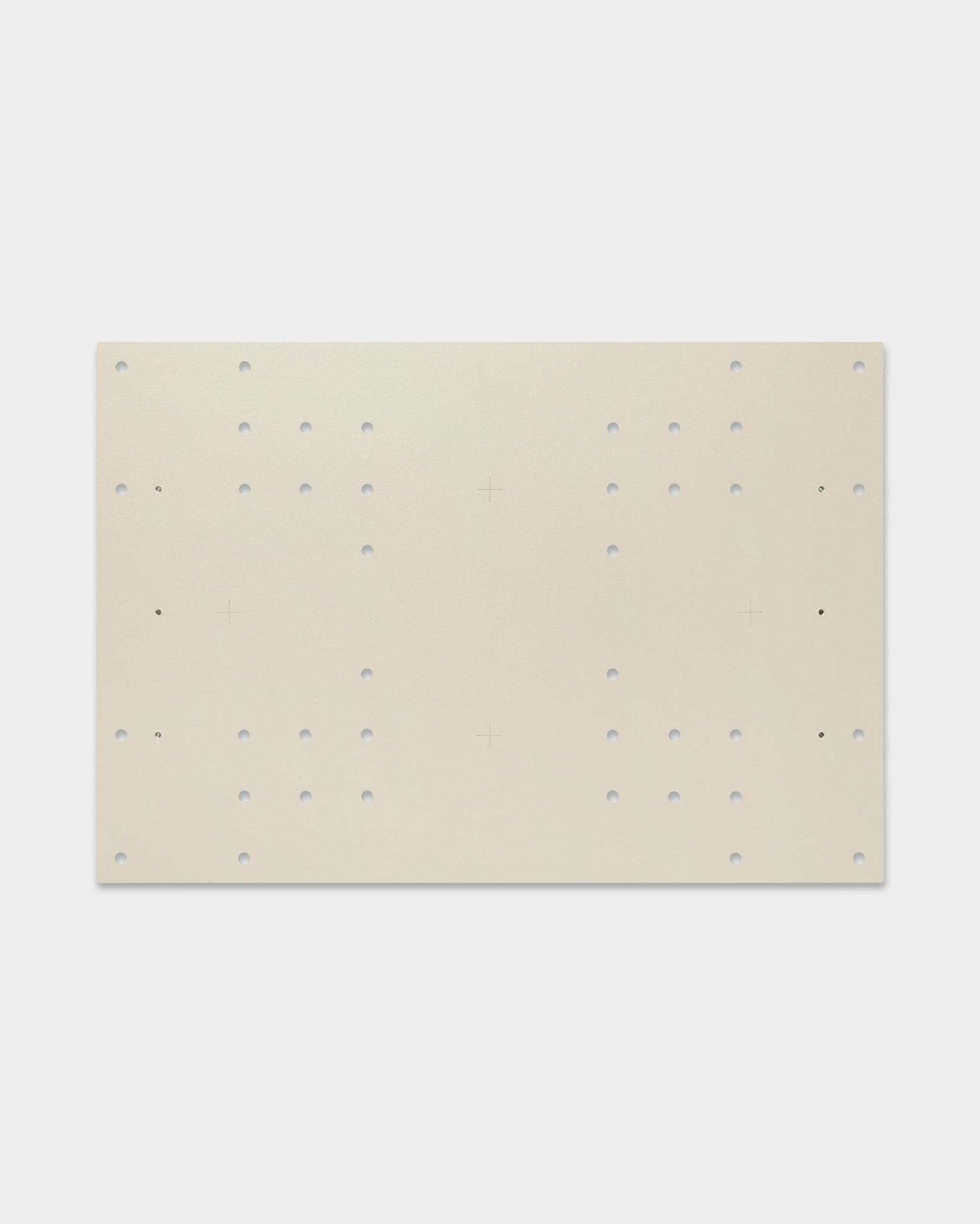 Nell | TV-Mount / BM1 fra WoodUpp er en beige plade på 64x44 cm til akustikpaneler med gitterhuller og krydsmarkeringer, som giver fleksible monteringsmuligheder.