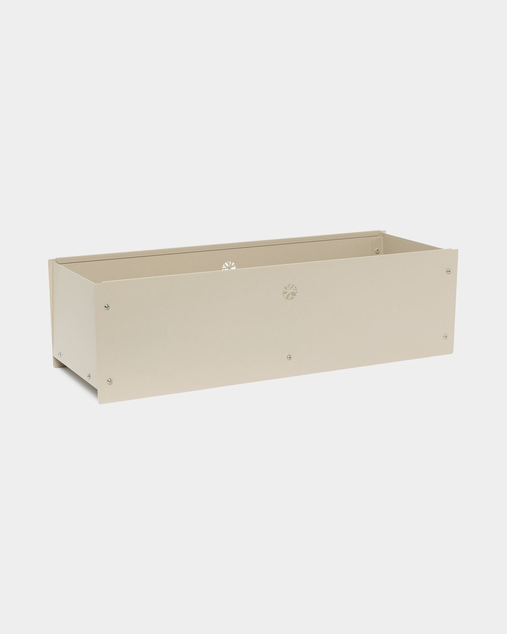 Nell | Metal Box / BM2 i beige fra WoodUpp: beige pulverlakeret steel plantekasse med small huller på siden, sat op mod en enkel hvid baggrund.