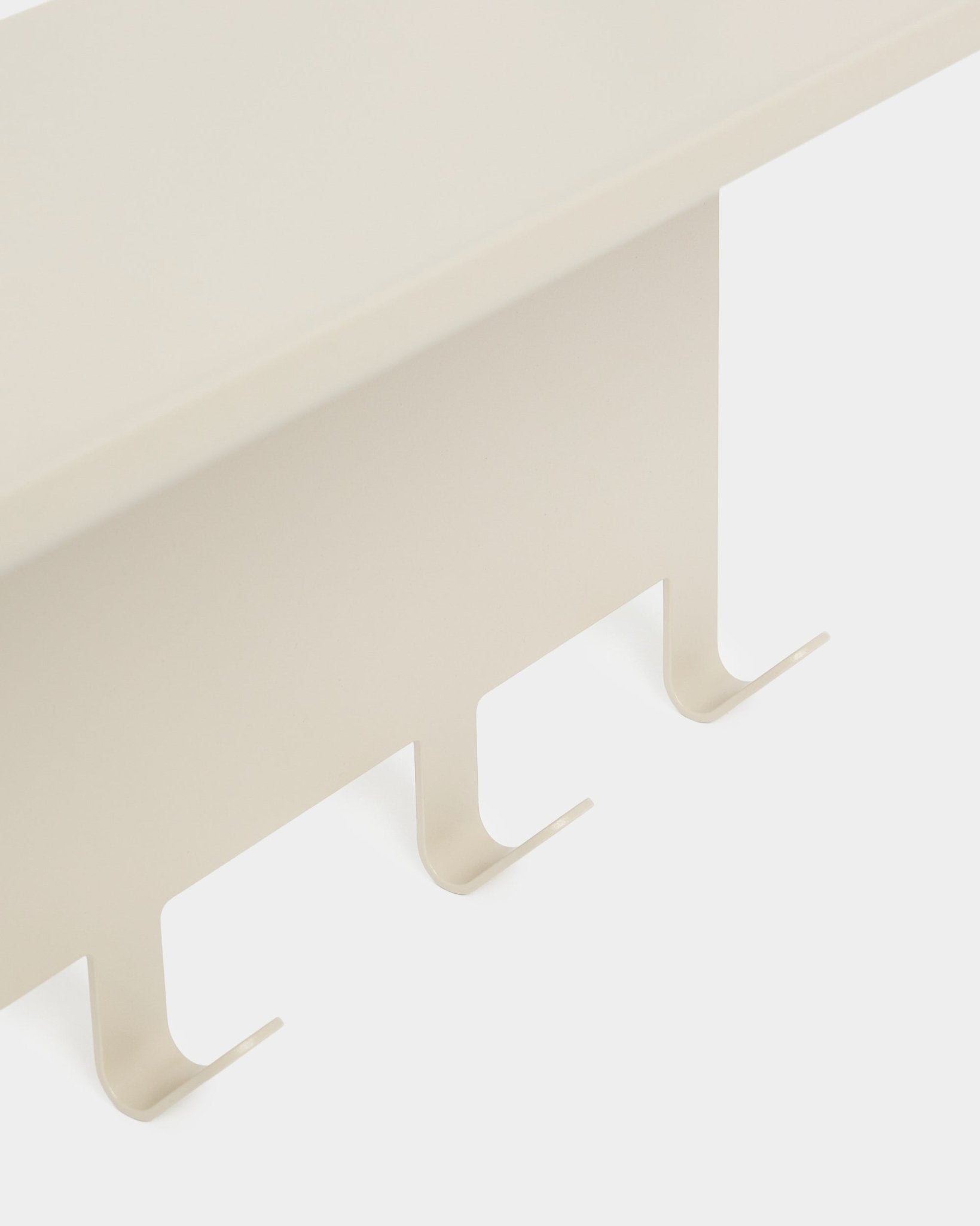 Nell | Knagerække / BM1 fra WoodUpp, beige pulverlakeret steel, 63,5 x 24 cm med tre nedadvendte kroge. Vist på en enkel hvid baggrund.