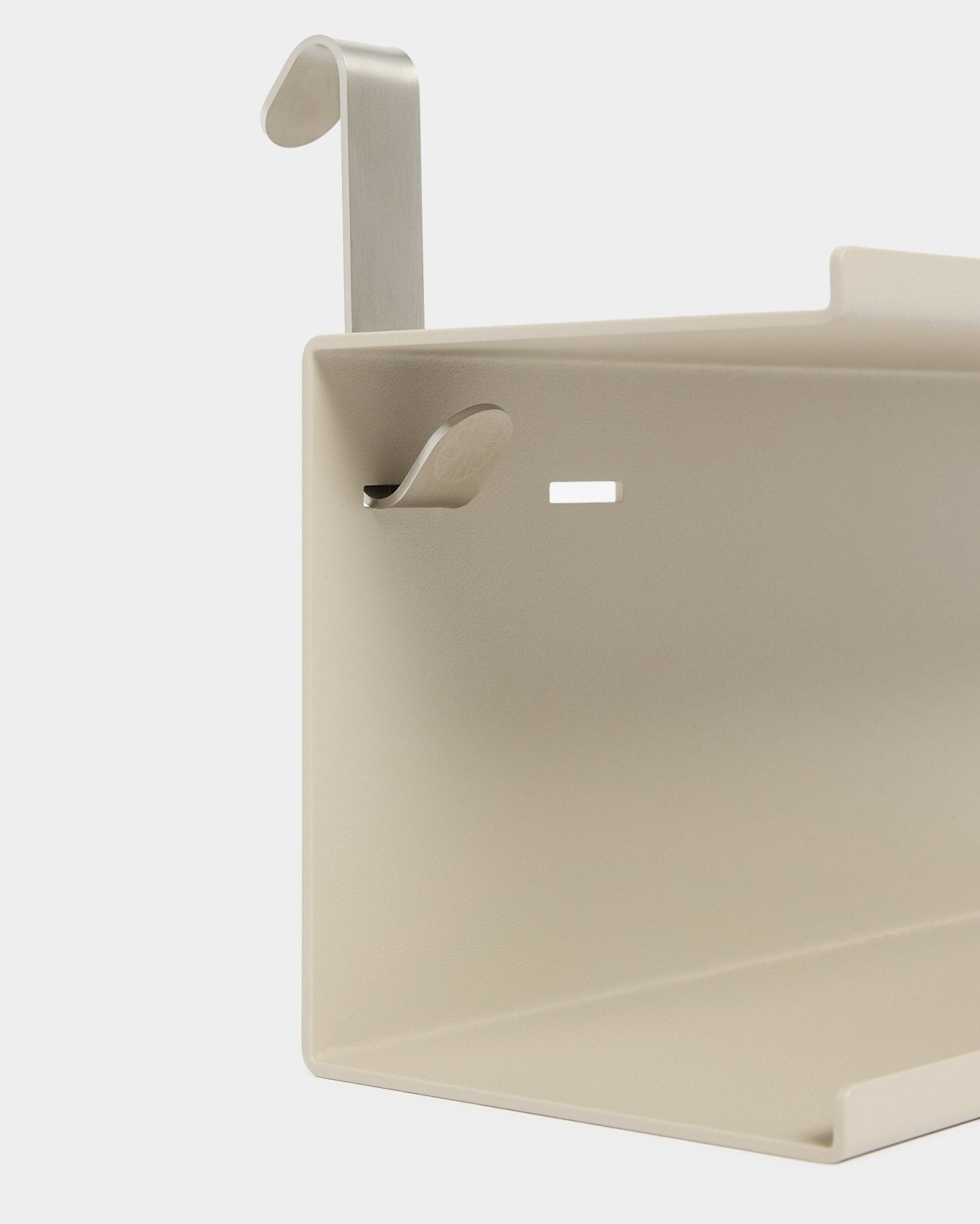 Nærbillede af WoodUpp Nell Double Metal Shelf BM1 i beige (63,5 cm), med to sølvfarvede kroge, vist mod en hvid baggrund.