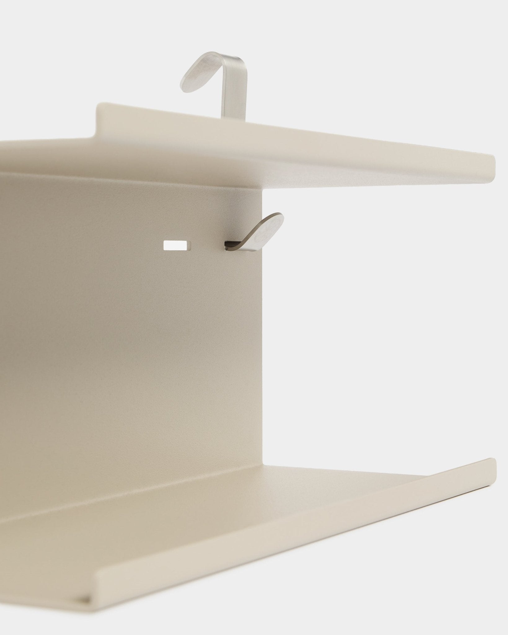 WoodUpp Create Double Metal Shelf BM1 i beige, 31,7 cm, med to sølvfarvede kroge og et design i to niveauer, vist mod en hvid baggrund.