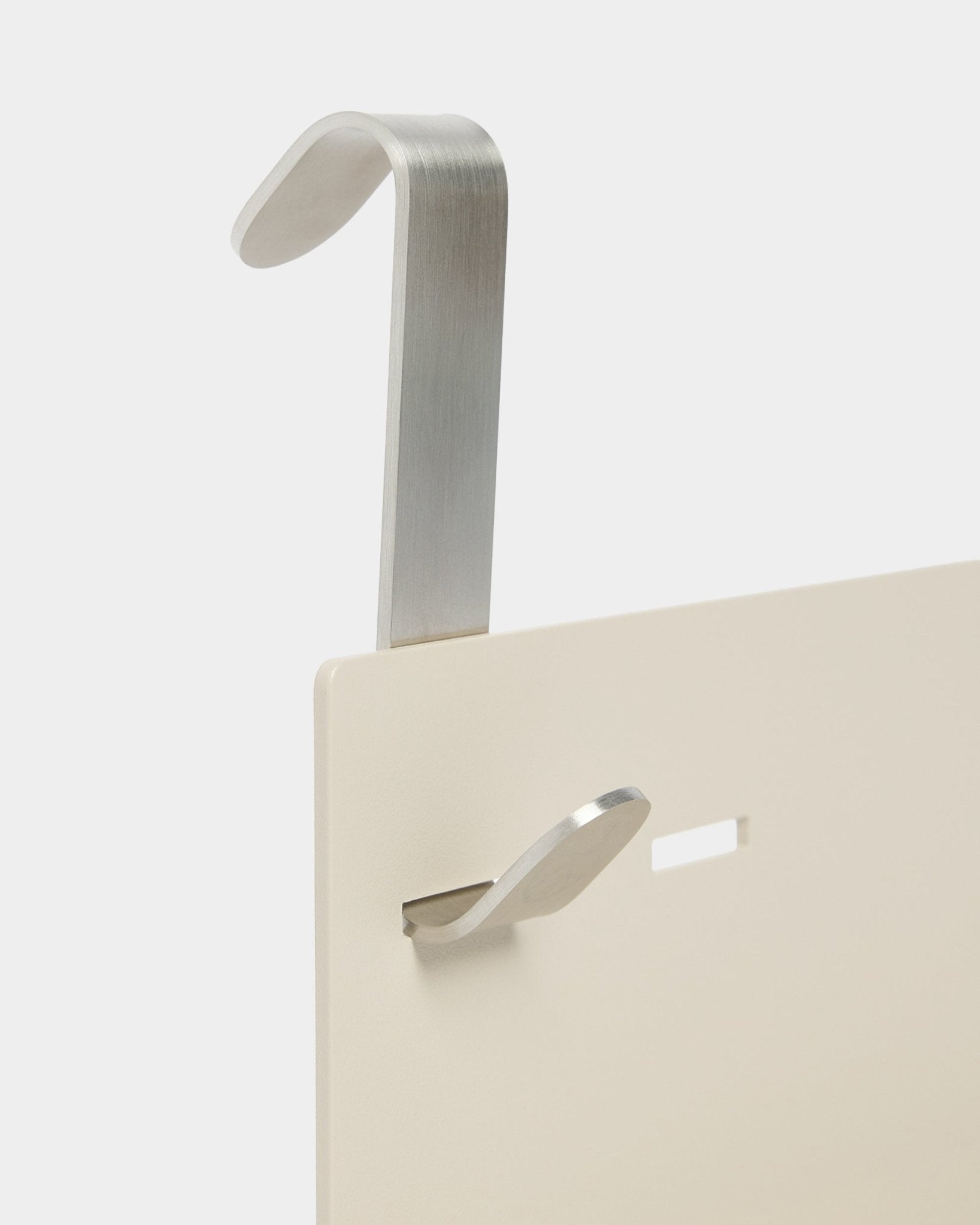 Nell Metal Shelf/BM1 fra WoodUpp i beige (63 x 13,4 cm) inkluderer en sølvfarvet metalkrog og en ekstra small krog, designet til brug med justerbare akustikpaneler.