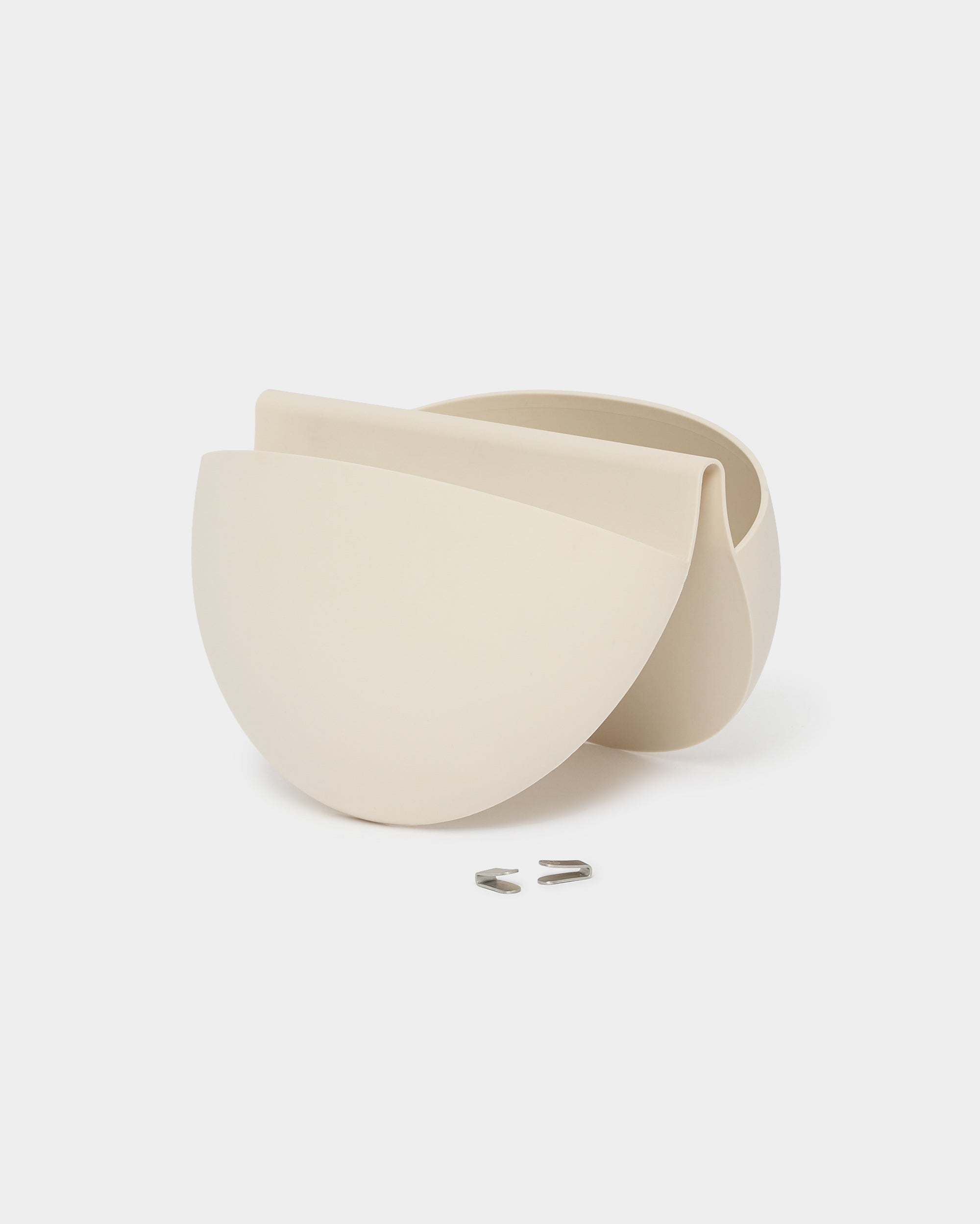 Gro | Soft Pocket / BM2 fra WoodUpp er en lys beige, halvcirkelformet vægplanteskjuler på 4 l med et moderne design og en genanvendelig TPV-planteindsats, kompatibel med Akupanel.