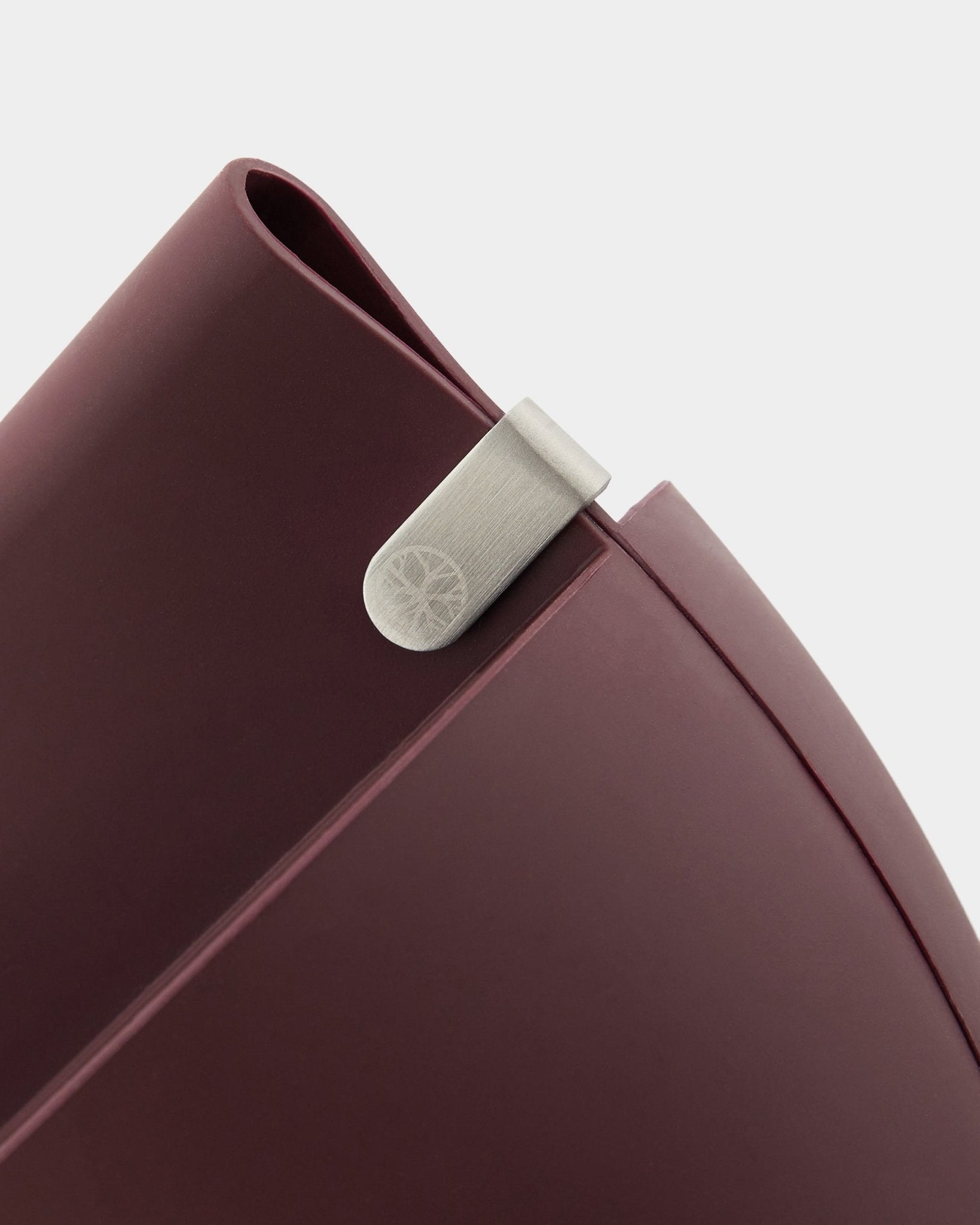 Nærbillede af WoodUpp Gro Soft Pocket BM2 planteholder i Ox Red med 4 l kapacitet, sølvfarvet metalclip og indgraveret logo på en enkel hvid baggrund.