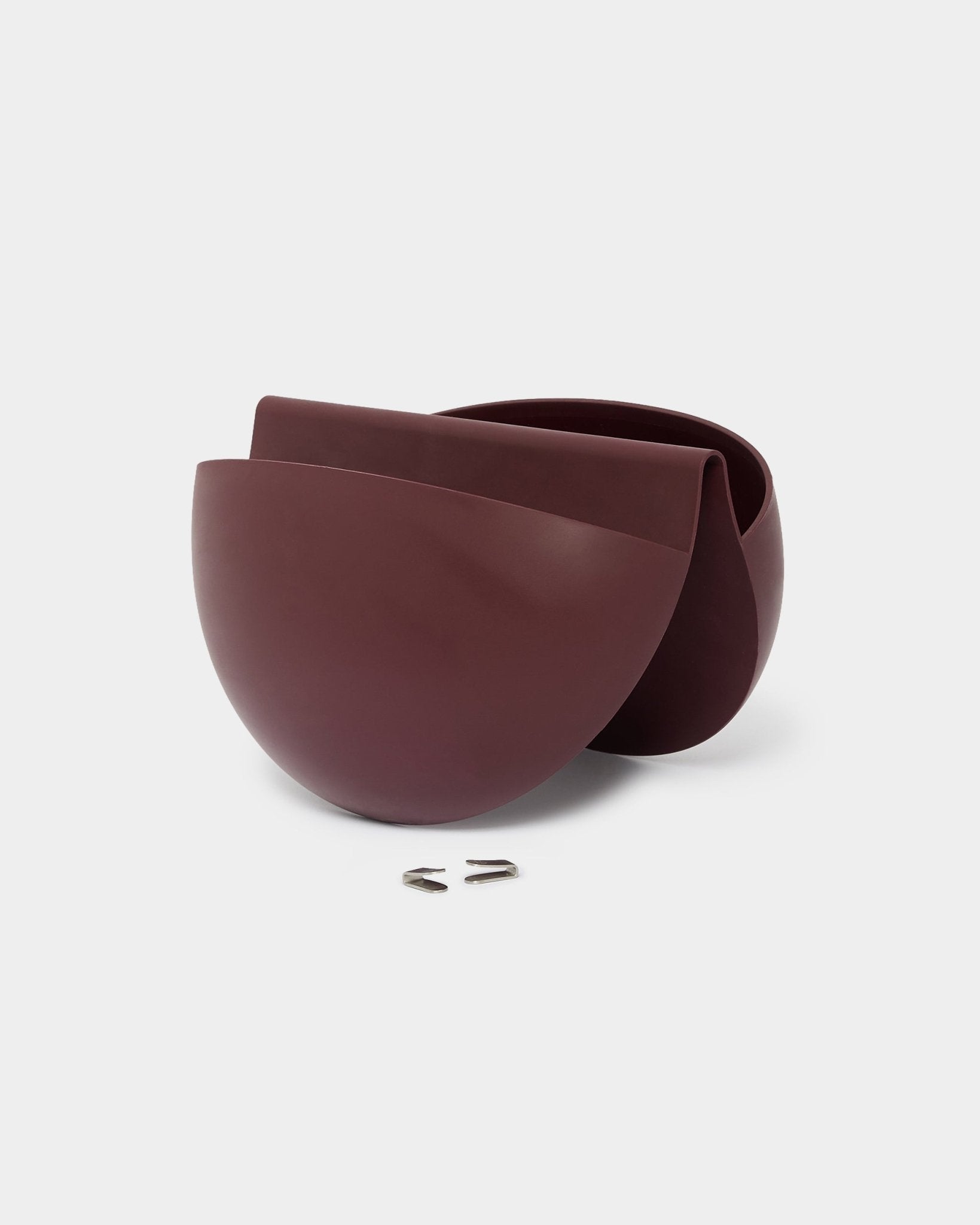 To WoodUpp Gro Soft Pocket BM2 planteholdere i Ox Red med 4 l kapacitet er placeret side om side, hver med en vægkrog i metal til montering på akustikpaneler.