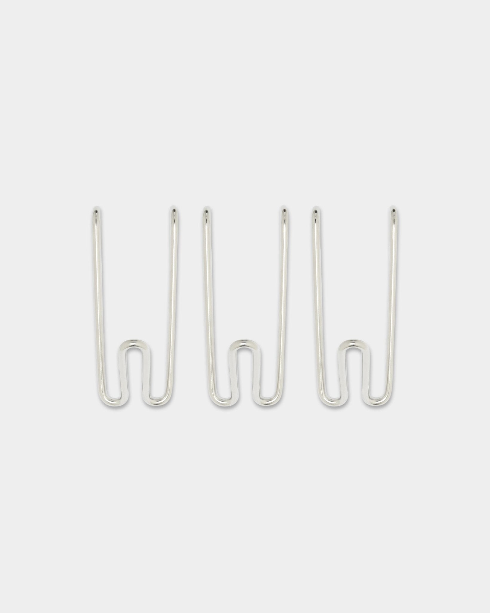 Tre Alva Wire Hooks BM1, korte, i rustfrit steel fra WoodUpps CREATE kollektion, med jævn afstand på en enkel hvid baggrund.