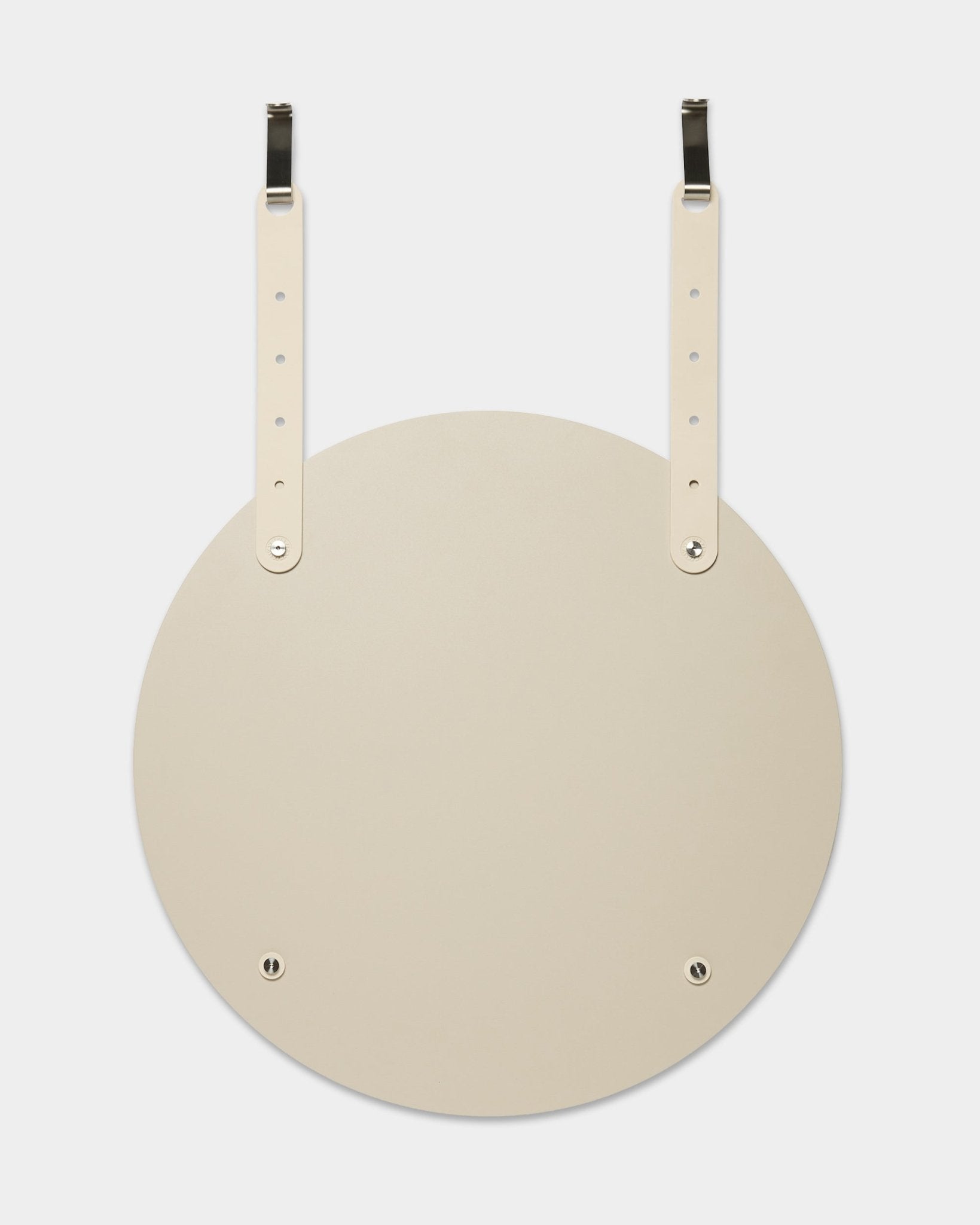 Vala | Mirror / BM1 fra WoodUpp er et rundt, beige vægspejl med justerbare læderremme til ophæng; montering kræver ikke boring i væggen.