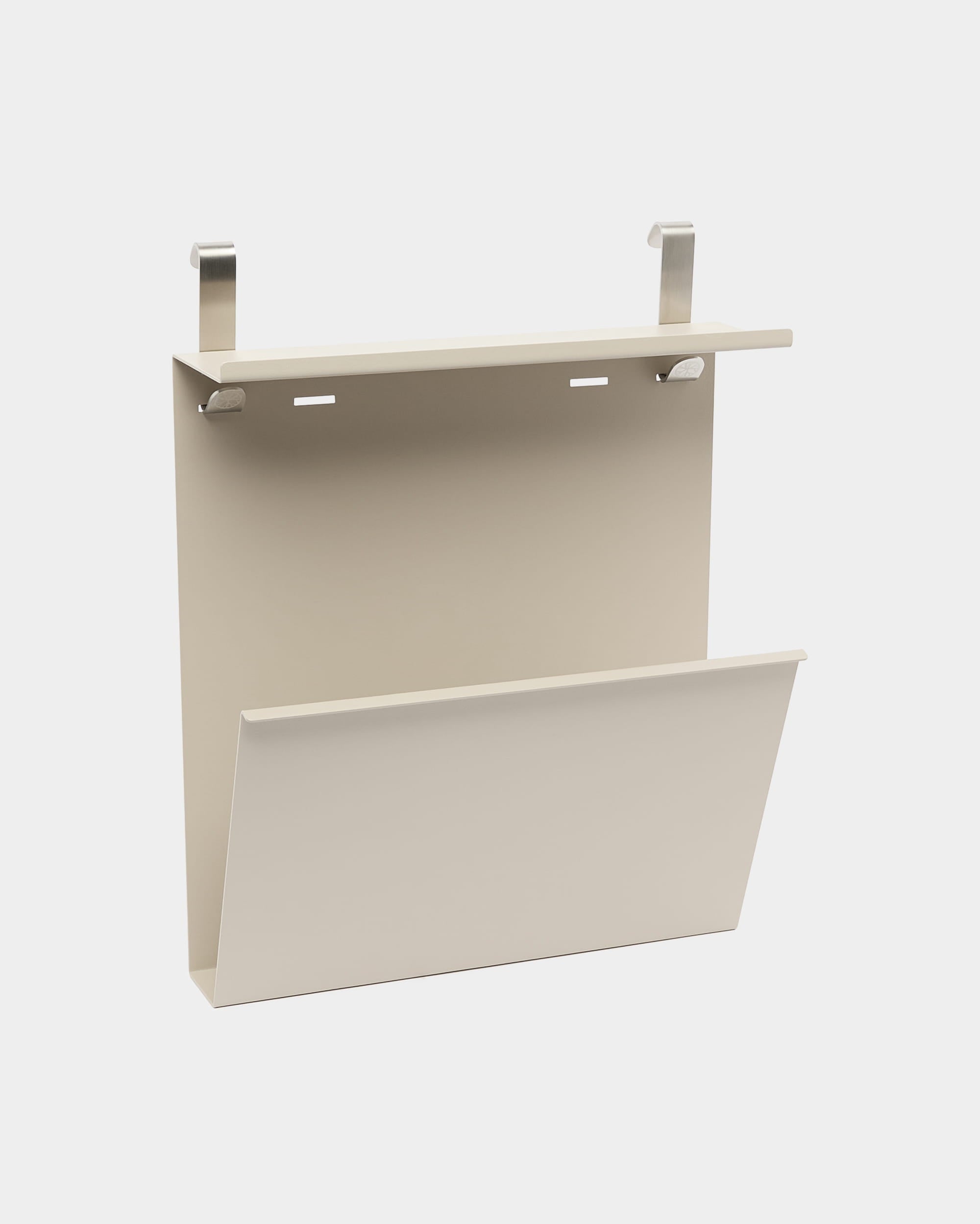 WoodUpp Nell Shoe Storage i beige med pulverlakeret stål, integreret hylde og skråtstillet lomme designet til brug over døren.