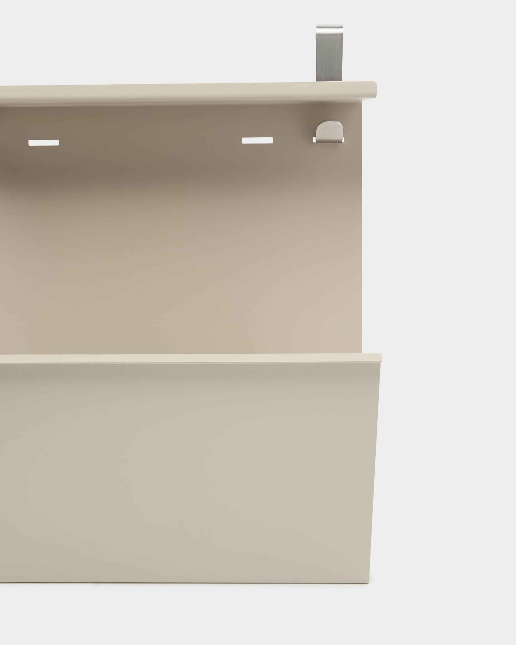 Nell Shoe Storage fra WoodUpp er en væghængt organizer i beige stål med hylde, åbninger og krog til opbevaring af sko eller organisering af småting.