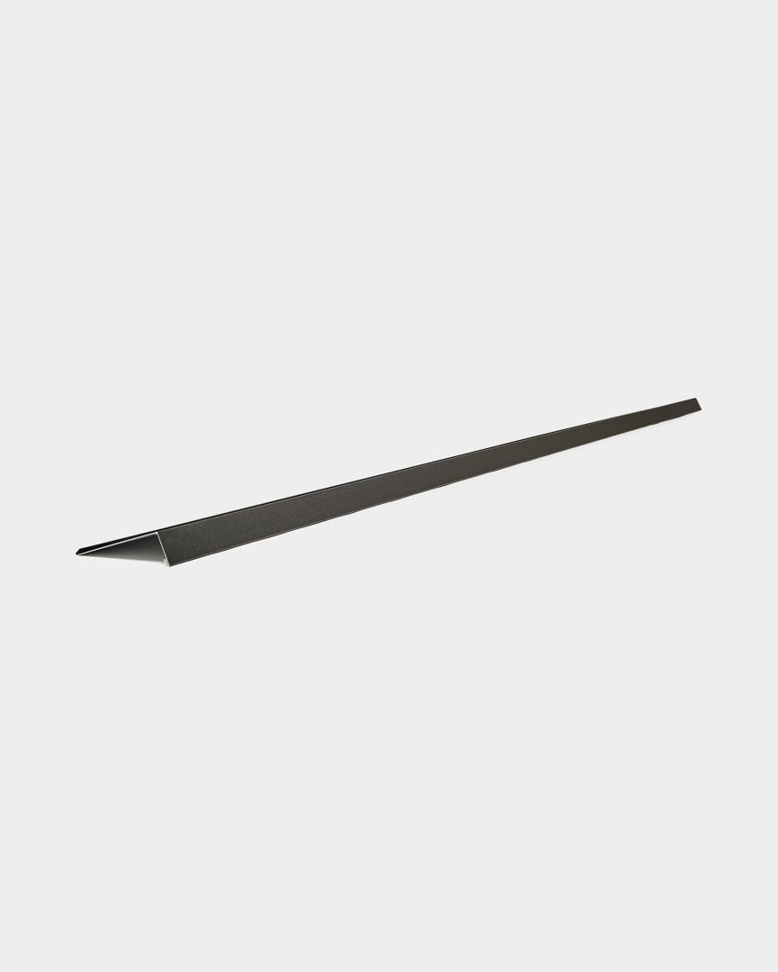 WoodUpp Aluwood vindueskarm, 240 cm, slankt pulverlakeret aluminiumsfacadepanel med trekantet tværsnit, vist på hvid baggrund.