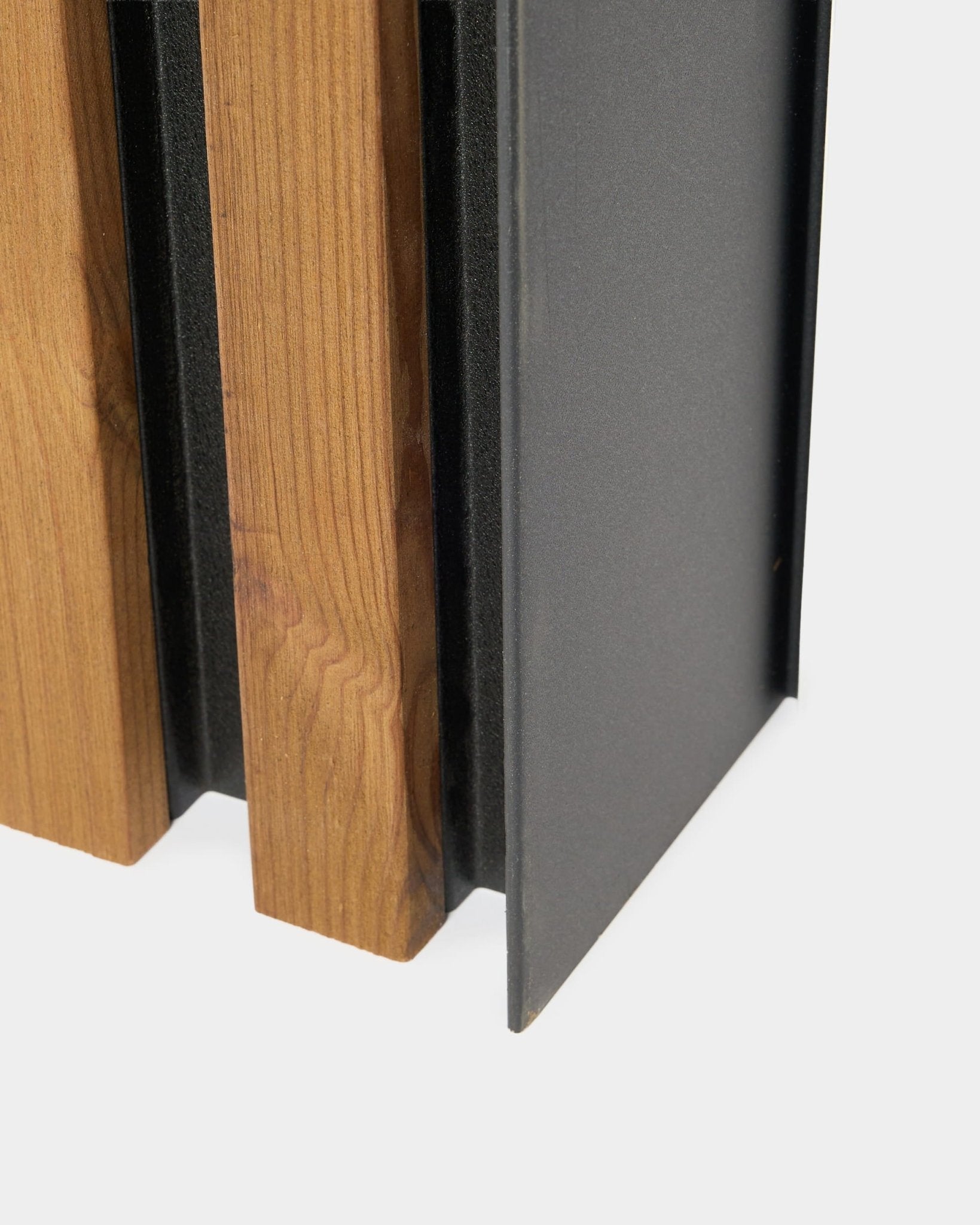 Nærbillede af WoodUpp Aluwood facadepanel, 240 cm, med vertical trælameller og en mørk pulverlakeret aluminiumsprofil til udendørs montering.
