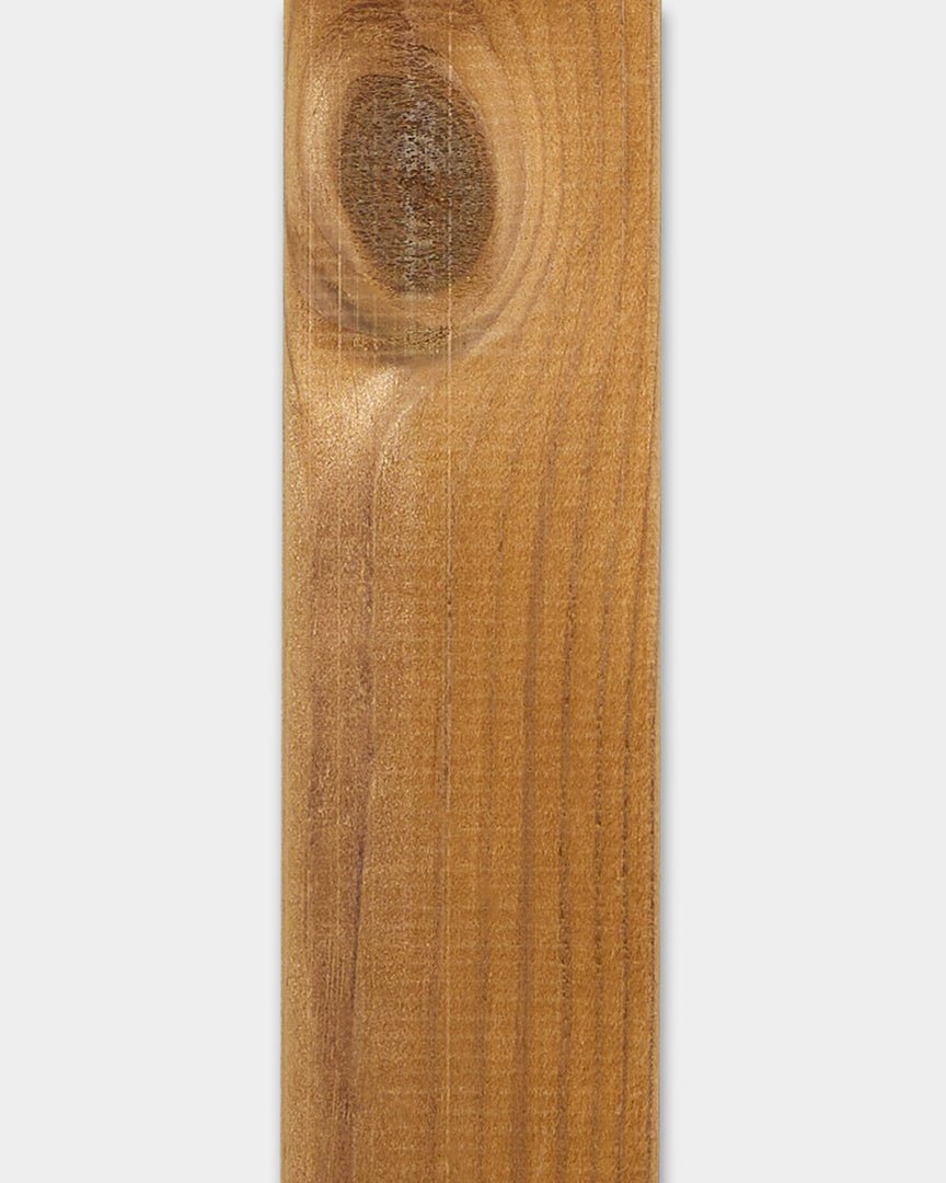 Brunt facadepanel af Aluwood fra WoodUpp, 240x4x1,8 cm, med synlige knaster og naturlige årer, vist på en hvid baggrund.