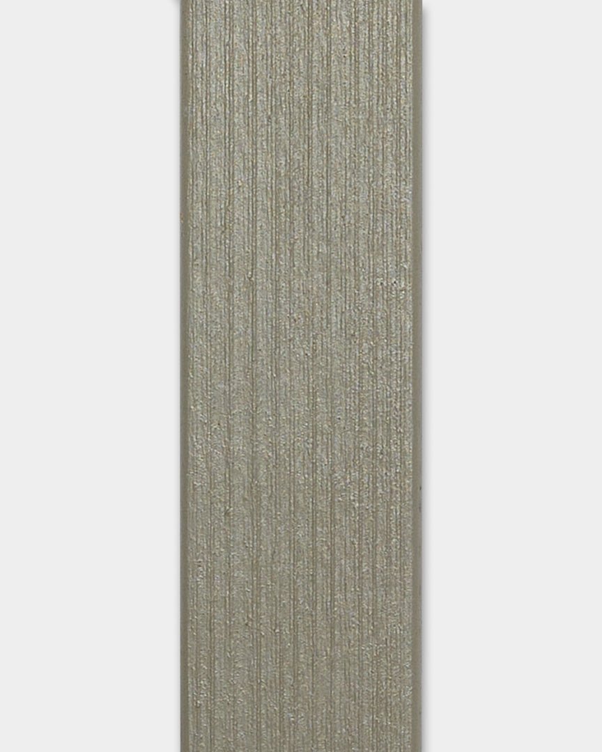 WoodUpp Aluwood Grey Lamella facadepanel, 240 x 4 x 1,8 cm, med lodrette riller og en almindelig hvid baggrund designet til udvendig hjørnemontering.