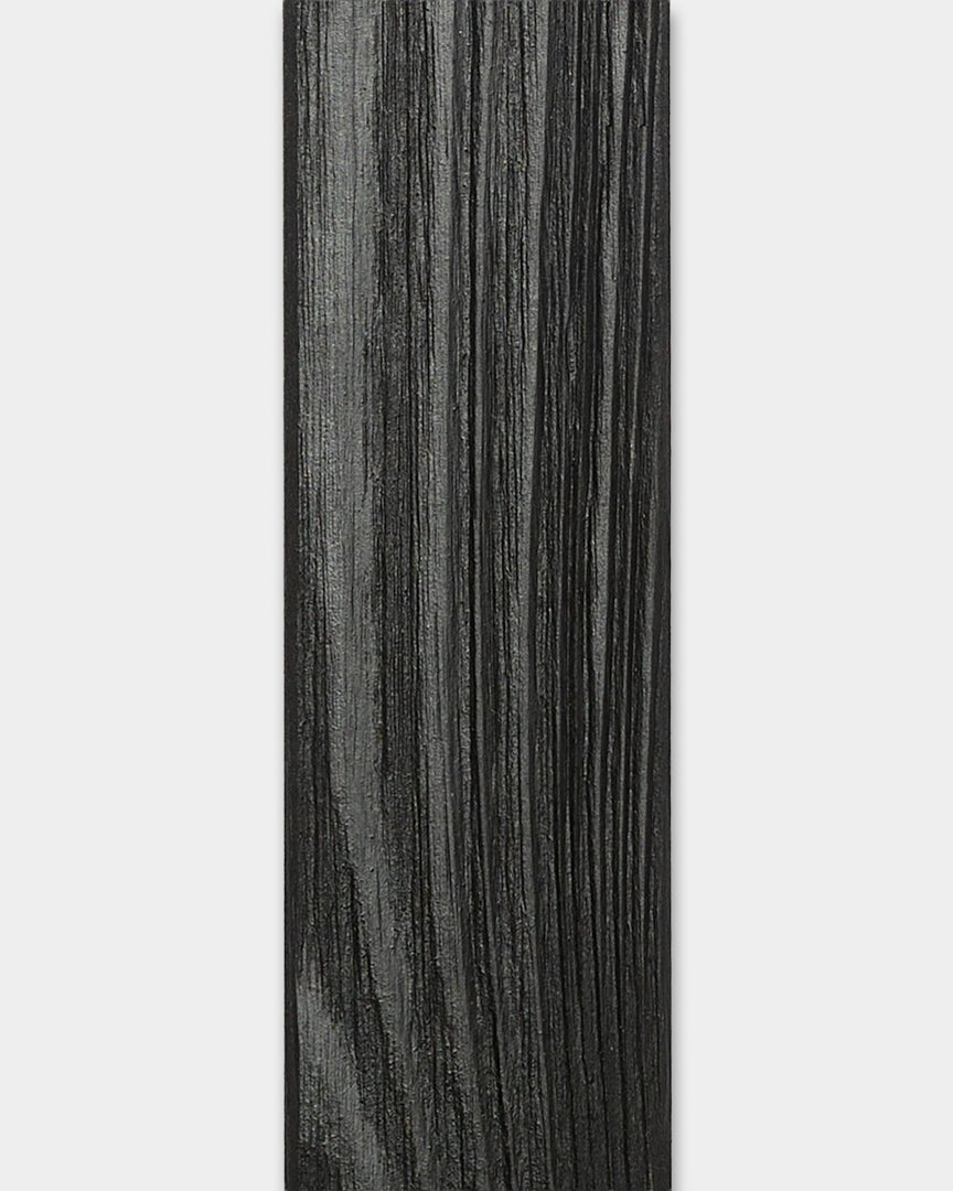 WoodUpp Aluwood Black Lamella facadepanel (240 x 4 x 1,8 cm) med struktureret finish, designet til at dække hjørner på ydervægge.