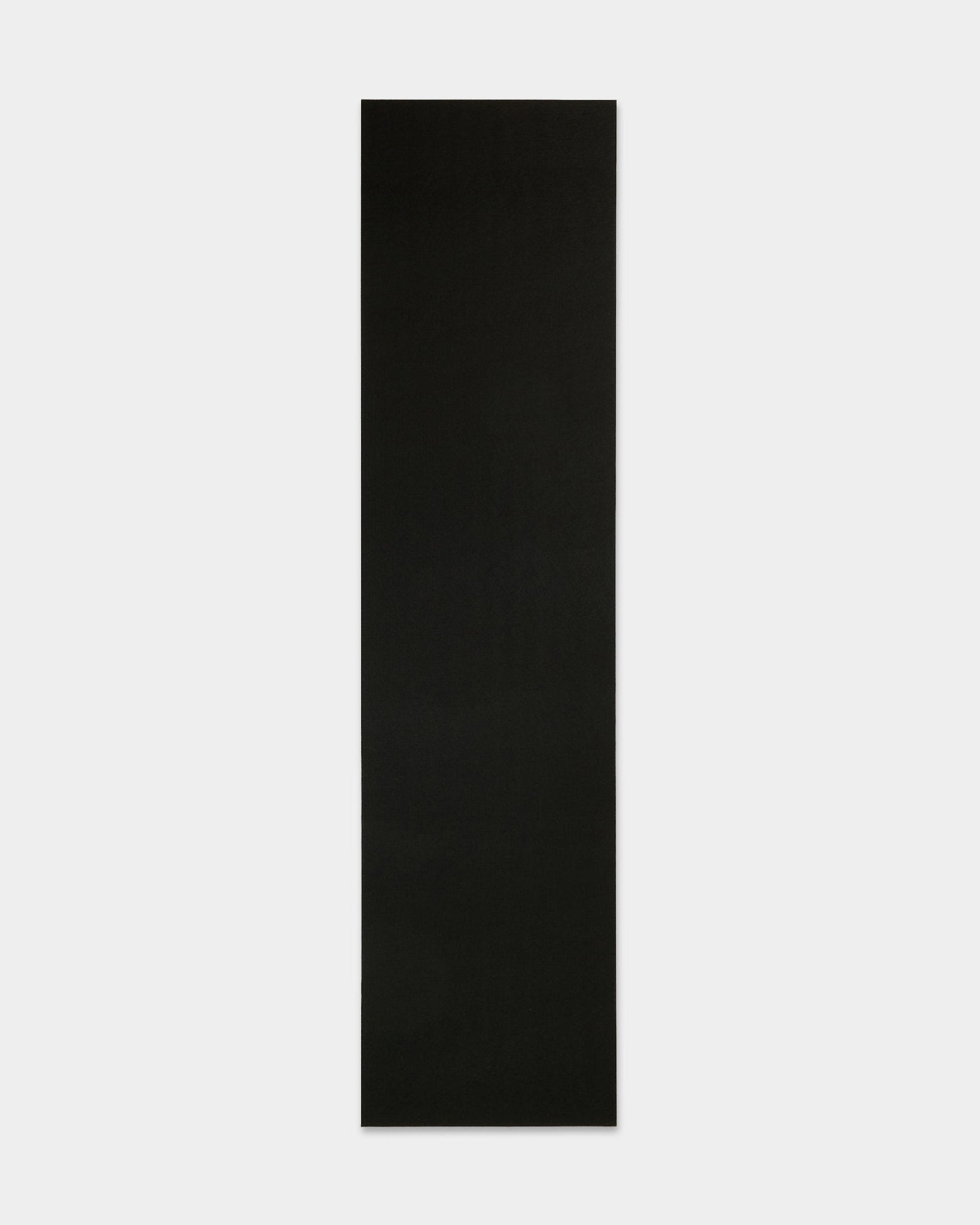 WoodUpp black yoga måtte i filt (240,1 x 59,8 cm) fremstillet af genanvendt plast, vist på en hvid baggrund; tilbehør til Akupanel akustikpaneler.