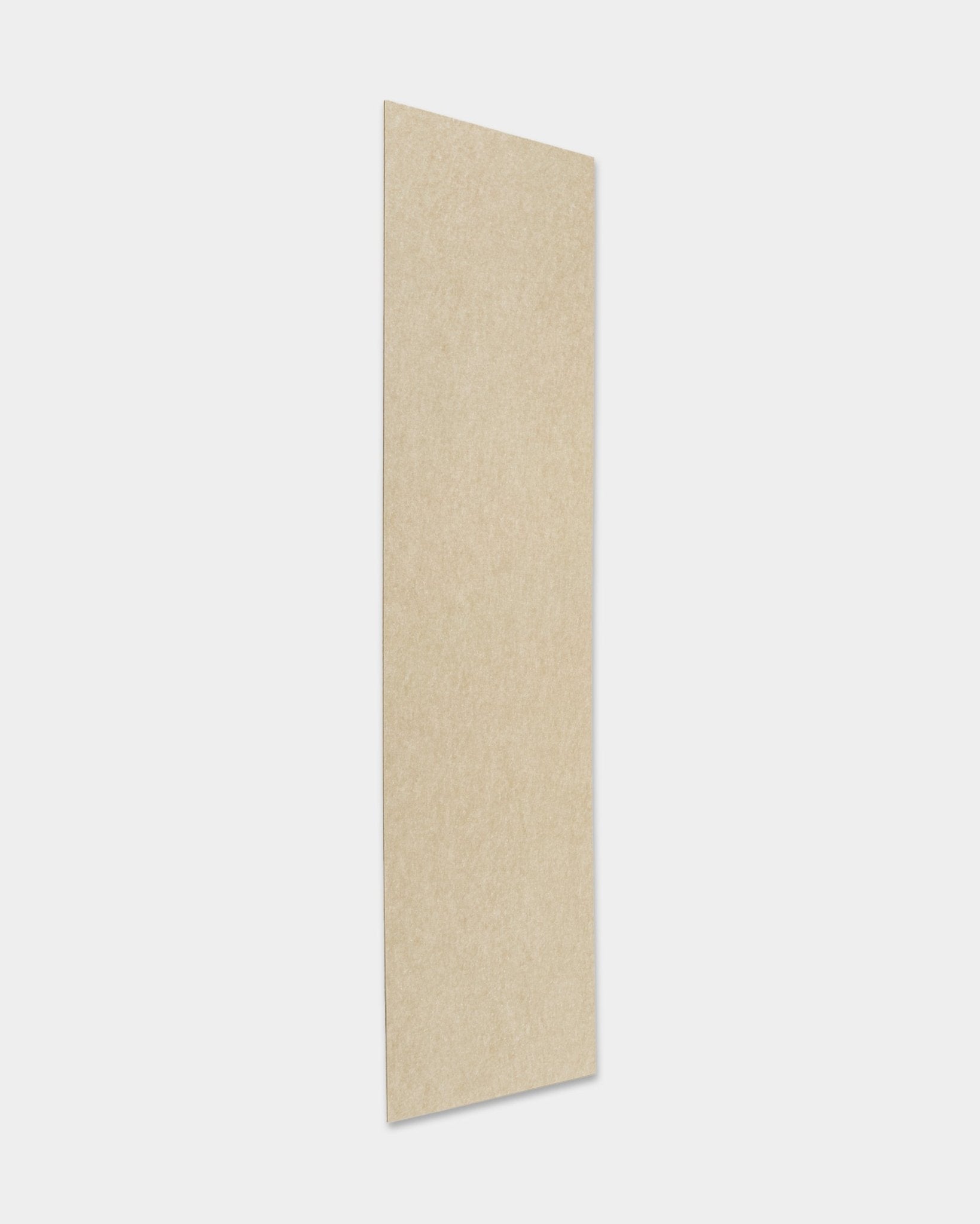 WoodUpp Akupanel akustisk træpanel i filt/beige finish (240,1 x 59,8 cm) monteret lodret mod en almindelig lysegrå baggrund.