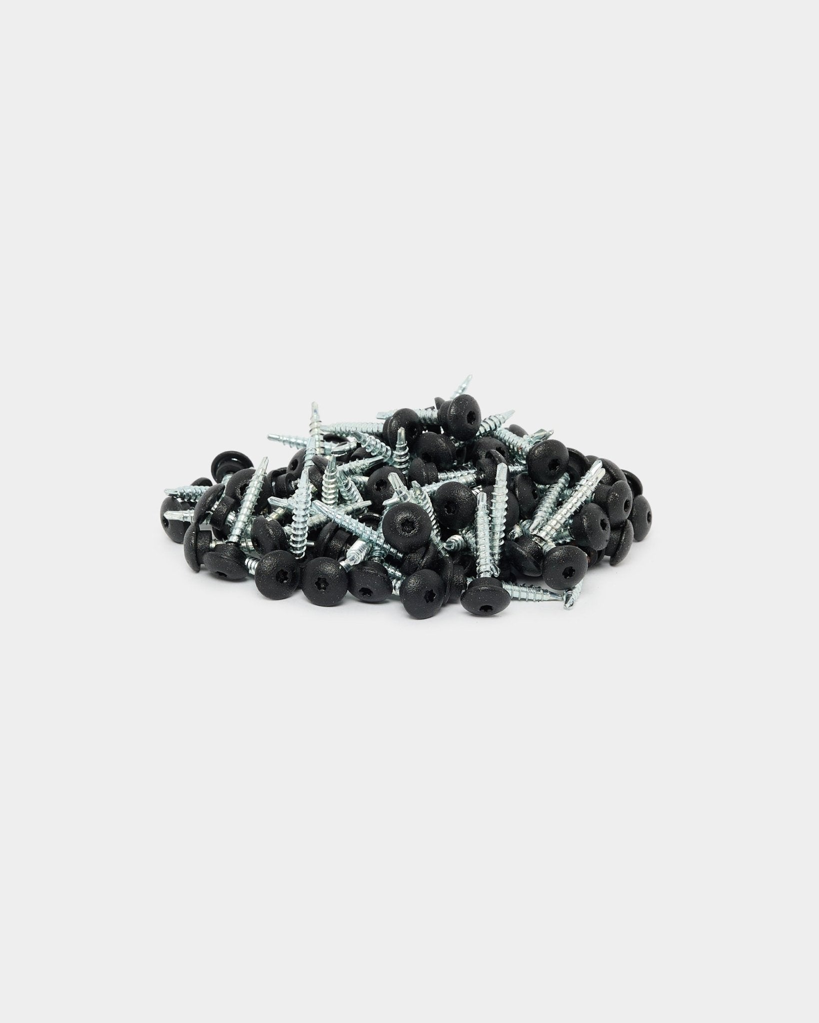 Black 4,8x35 mm WoodUpp frontskruer med Ø9,5 mm skiver, pakke med 100, designet til sikker montering af Aluwood facadepaneler til udendørs brug.