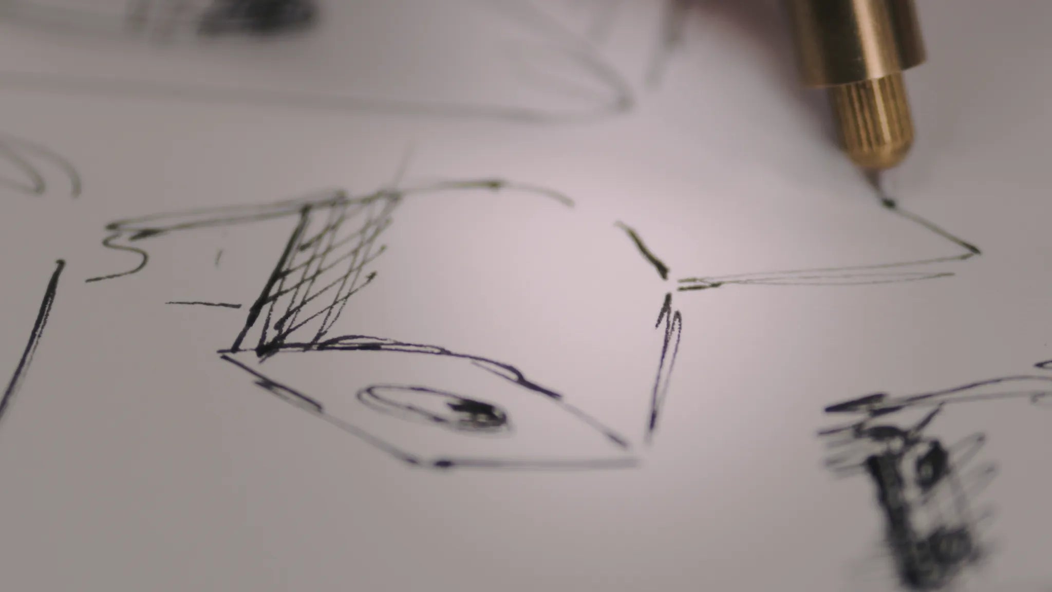 Geometriske linjer med sort blæk danner abstrakte mønstre på hvidt papir og minder om det rene, minimalistiske design, man finder i nordiske Akupanel akustiske træpaneler.