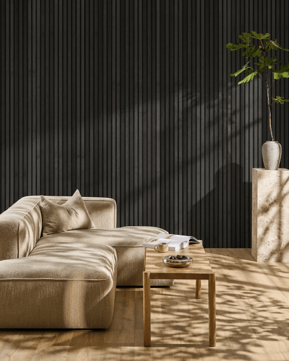 Minimalistisk stue med en beige sofa, træsofabord og WoodUpp Akupanel Akustikpanel i Black Ash som en skandinaviskinspireret accentvæg.
