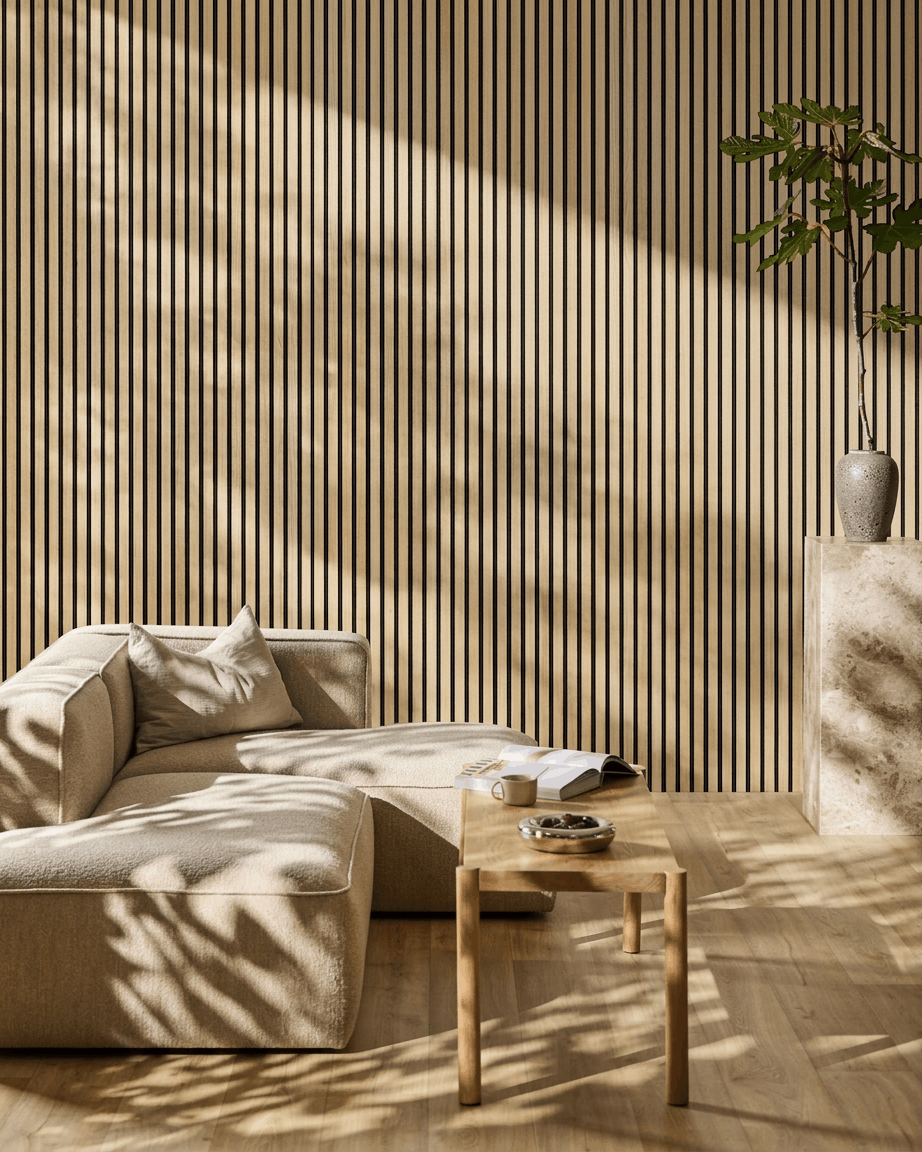 Minimalistisk stue med en beige modulsofa, sofabord i træ, grøn plante og WoodUpp Akupanel classic oak Akustikpanel med sollys, der strømmer ind.