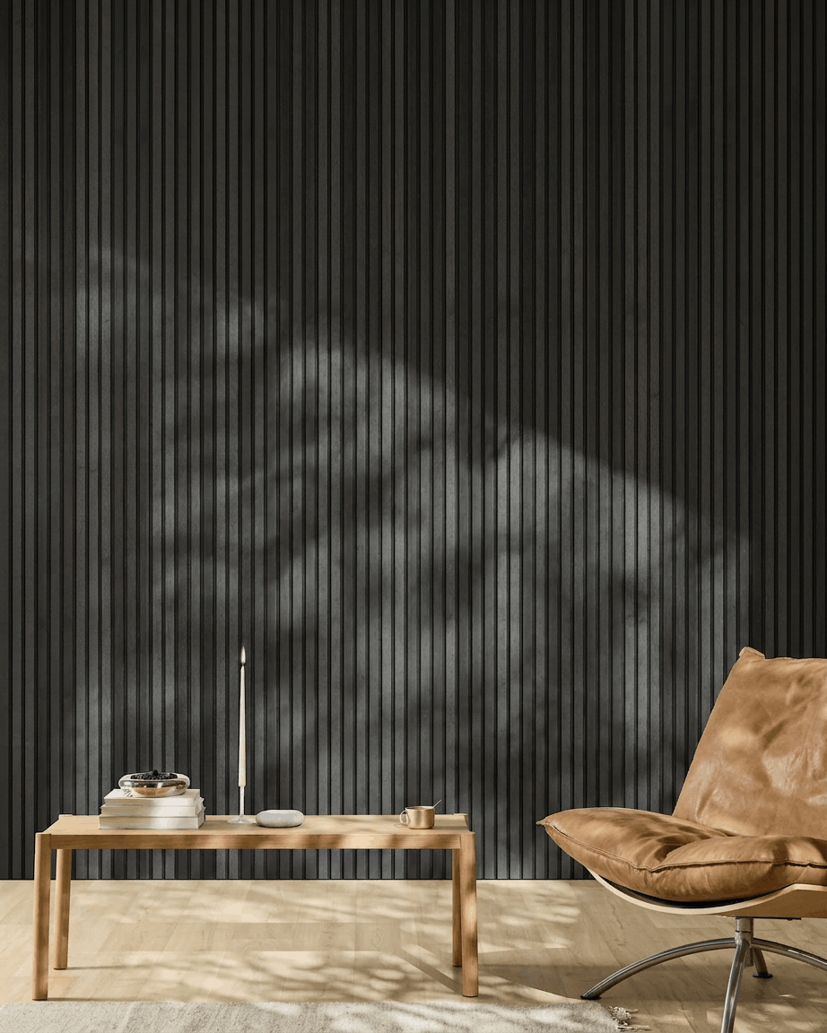 Minimalistisk interiør med en brown læderstol, sofabord og et WoodUpp Akupanel Akustikpanel i Natural Wood/Black ask, 300x60 cm.