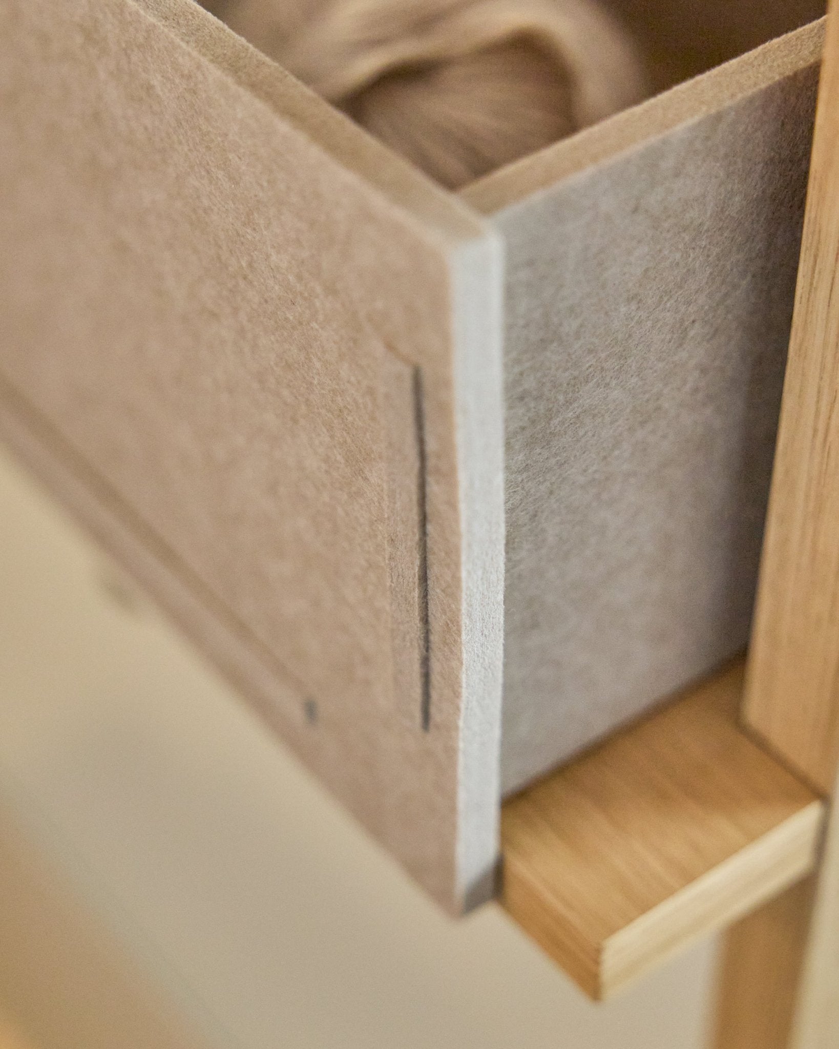 Vigg Felt Box / BM2 i Beige fra WoodUpp er en skuffe i PET-filt med træramme, designet til opbevaring i neutrale nuancer og kompatibel med Akupanel-systemer.