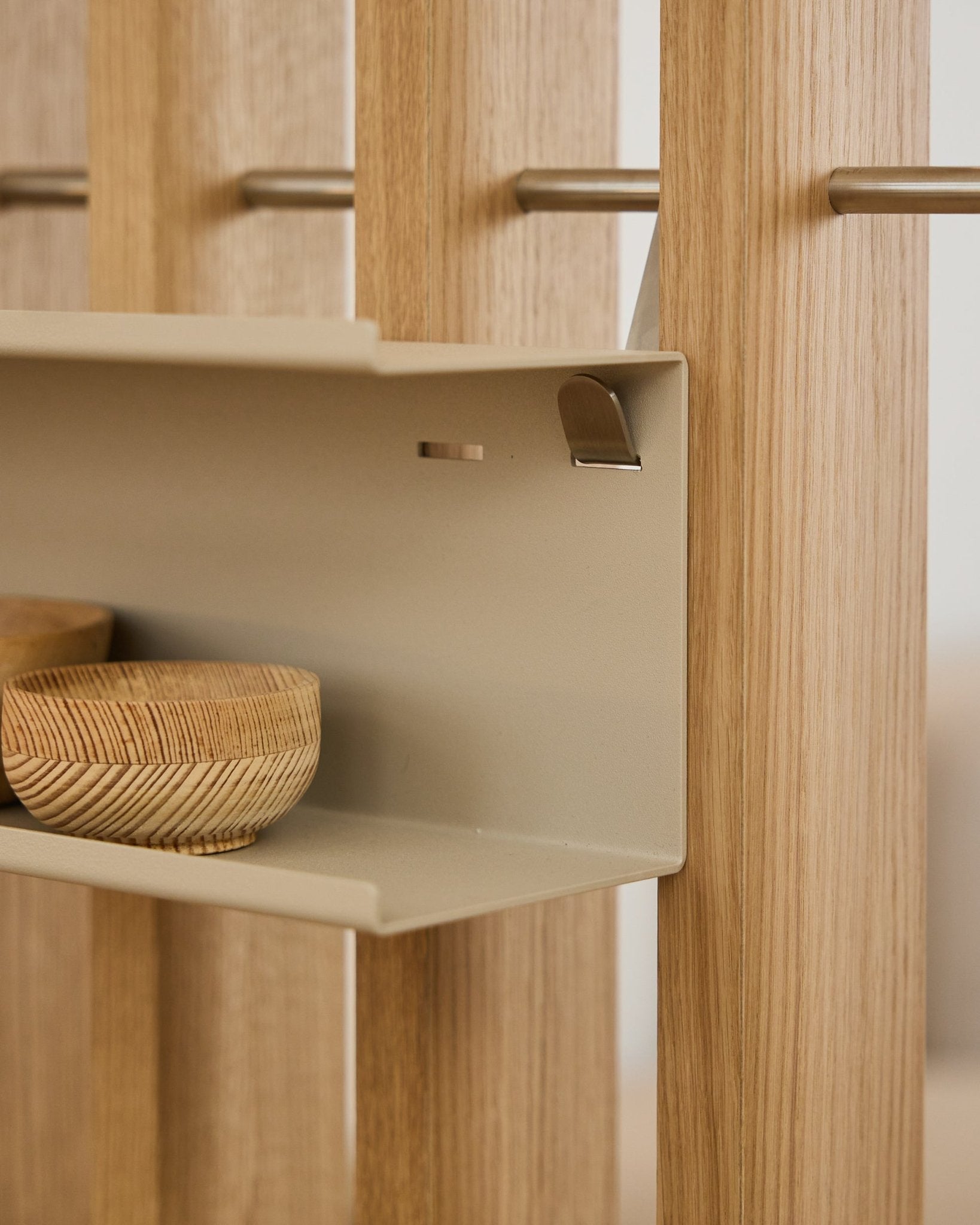 Nærbillede af WoodUpp Nell Double Metal Shelf / BM1 i beige, 63,5 cm, med flettede skåle og vertical nordiske akustiktrælameller monteret på steel stænger.