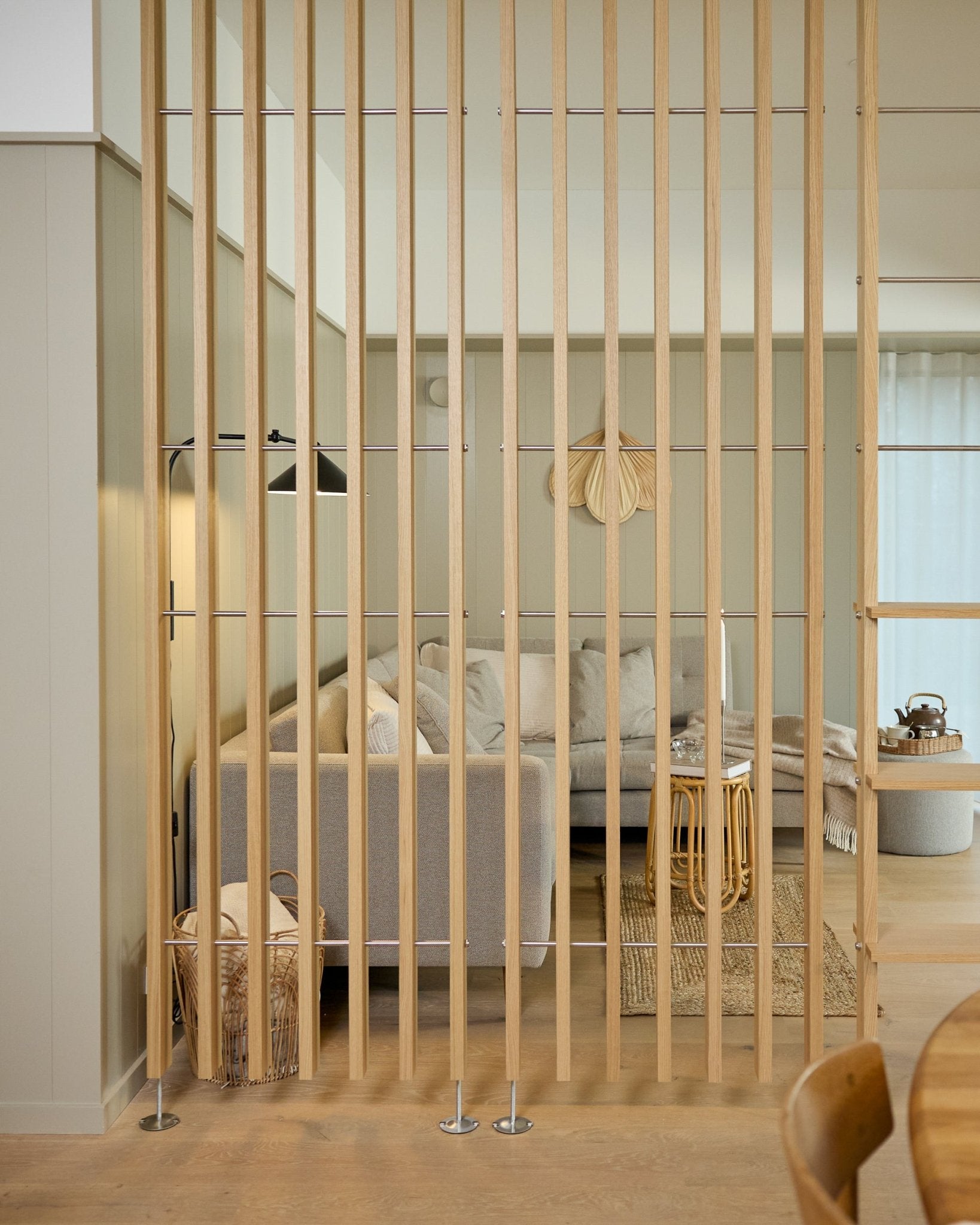EMBRACE room divider BM1 (286-302 cm) by WoodUpp, made of natural oak veneer slats, free-standing floor-to-ceiling divider with no drilling required.